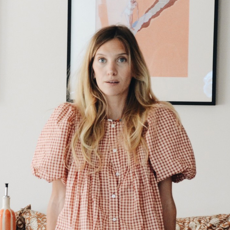 Frau trägt locker sitzende Bluse mit rot-weißem Karomuster, moderner Casual-Look