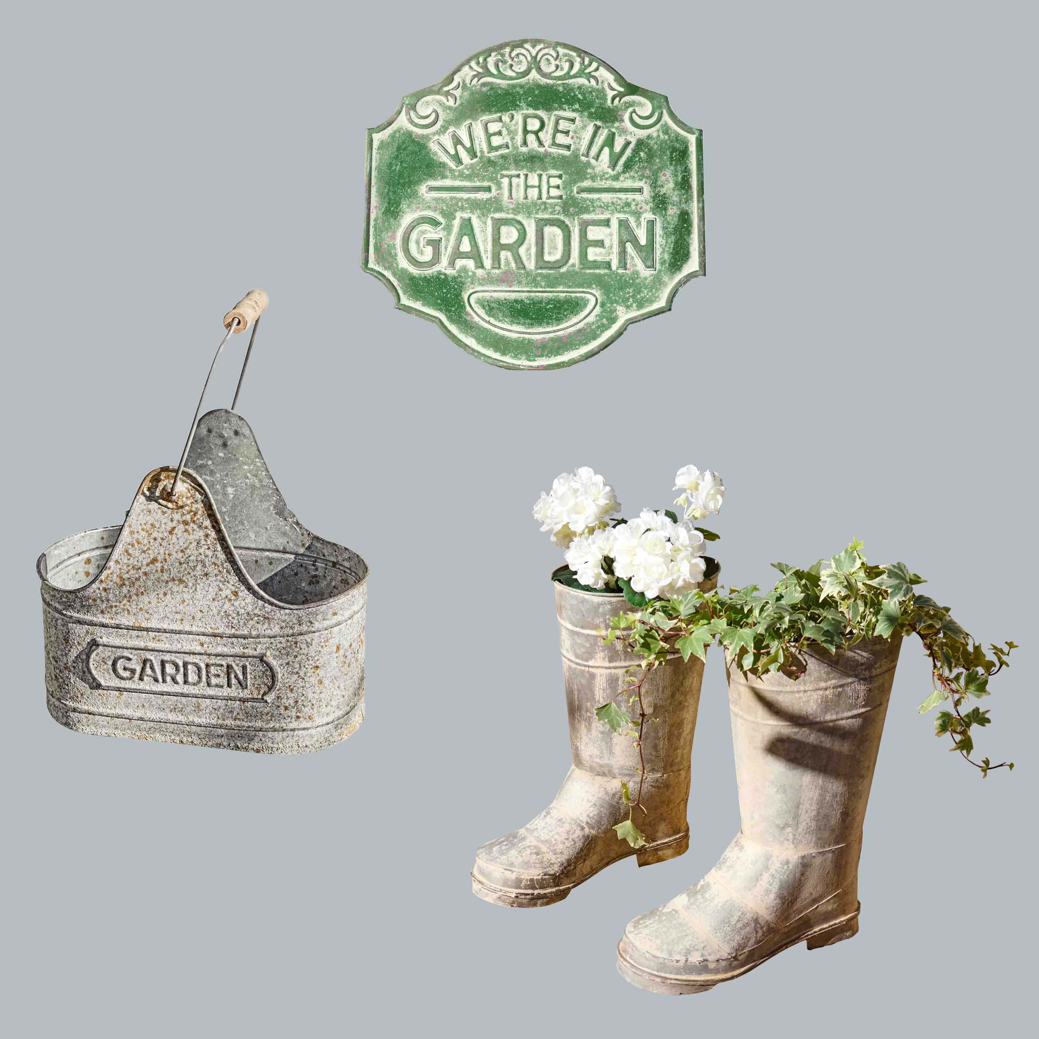 Gartendekorationsset mit Metallbehälter, grünem Schild und Gummistiefeln mit Blumen