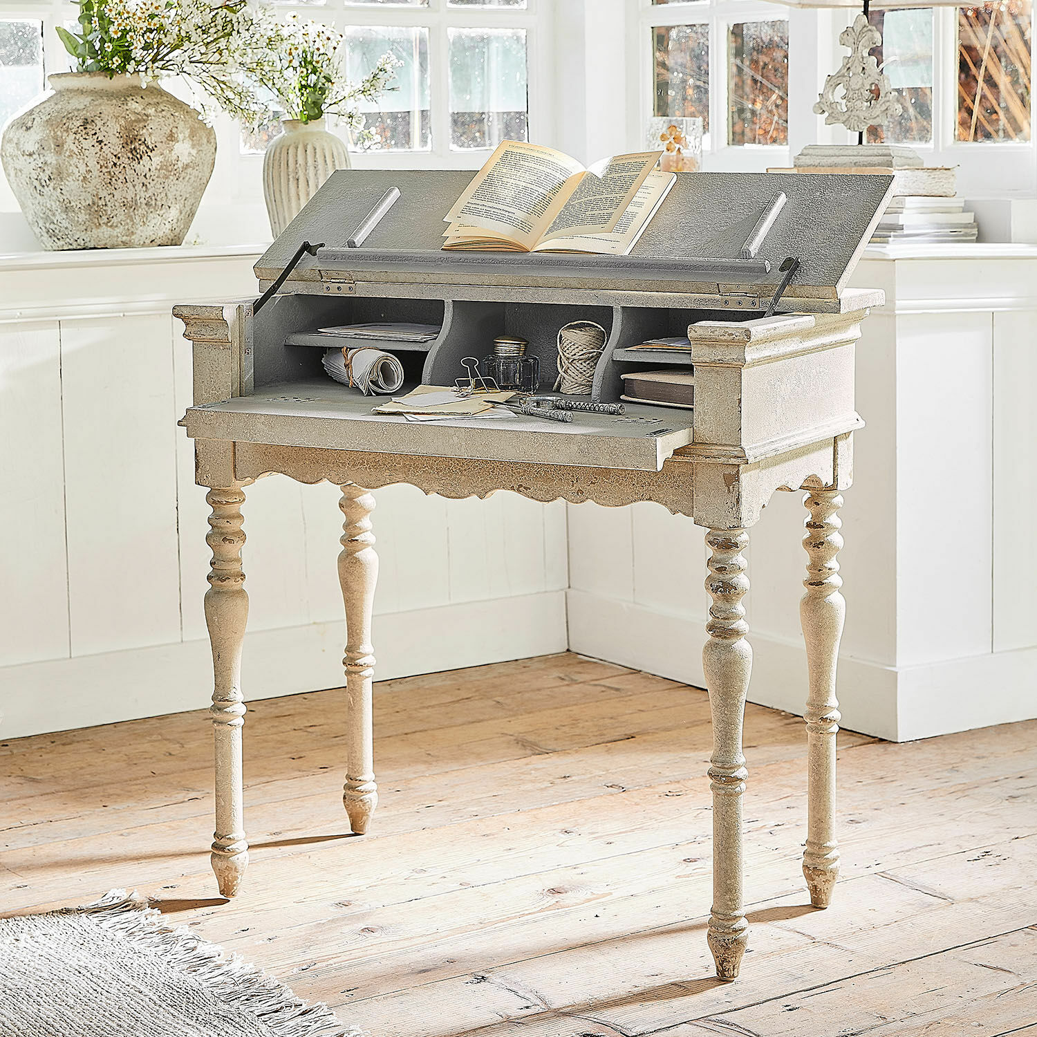 Konsole Arterton Vintage-Holzschreibtisch in hellem Beige mit geöffnetem Klappdeckel und Fächern für Dokumente im Raum