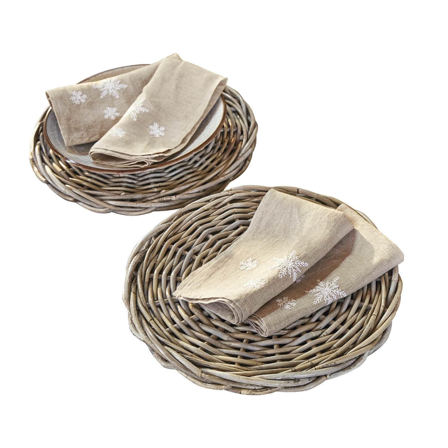 Platzteller 2er Set Bland Beige Leinenservietten mit weissen Schneeflocken auf runden Rattantischsets aus geflochtenem Material