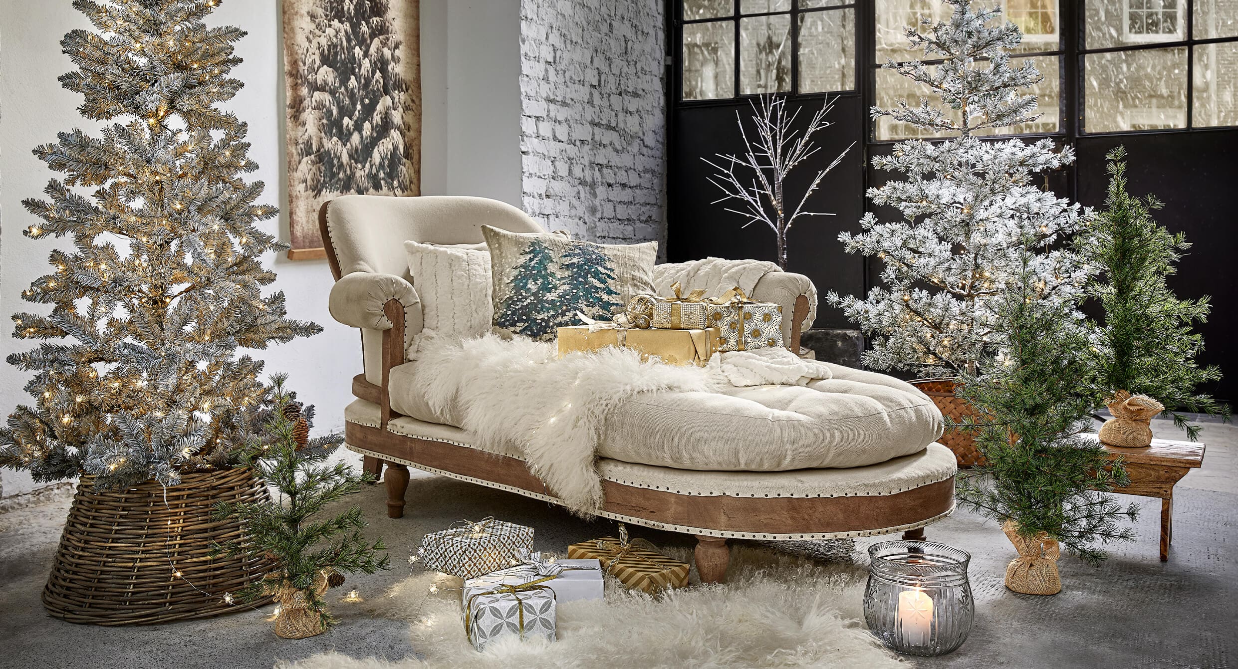 Gemütliches Wohnzimmer mit beigem Sofa, schneebedeckten Tannen und goldenen Geschenken für eine Shabby-Weihnachtsdekoration
