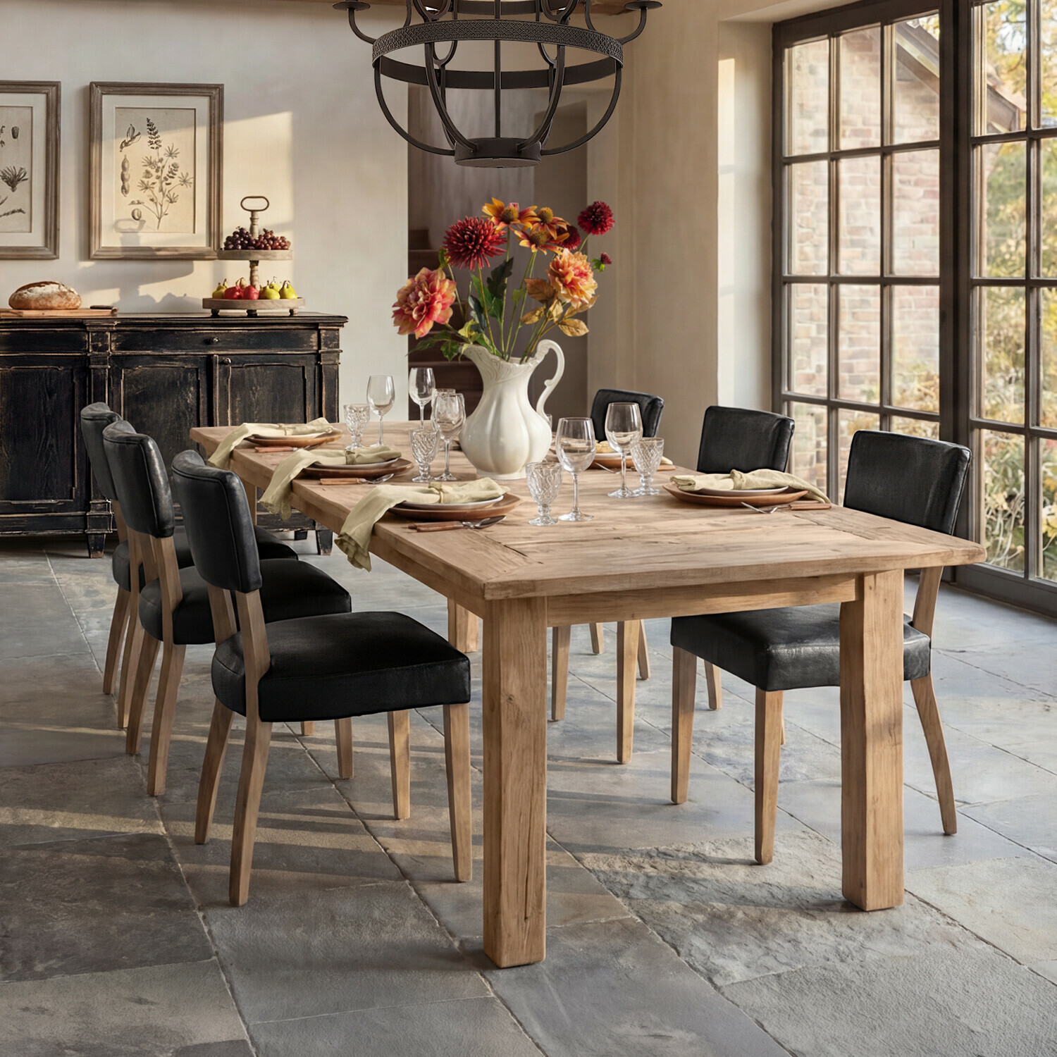 Esszimmer mit hellem Holztisch und schwarzen gepolsterten Stühlen, Blumenarrangement auf dem Tisch