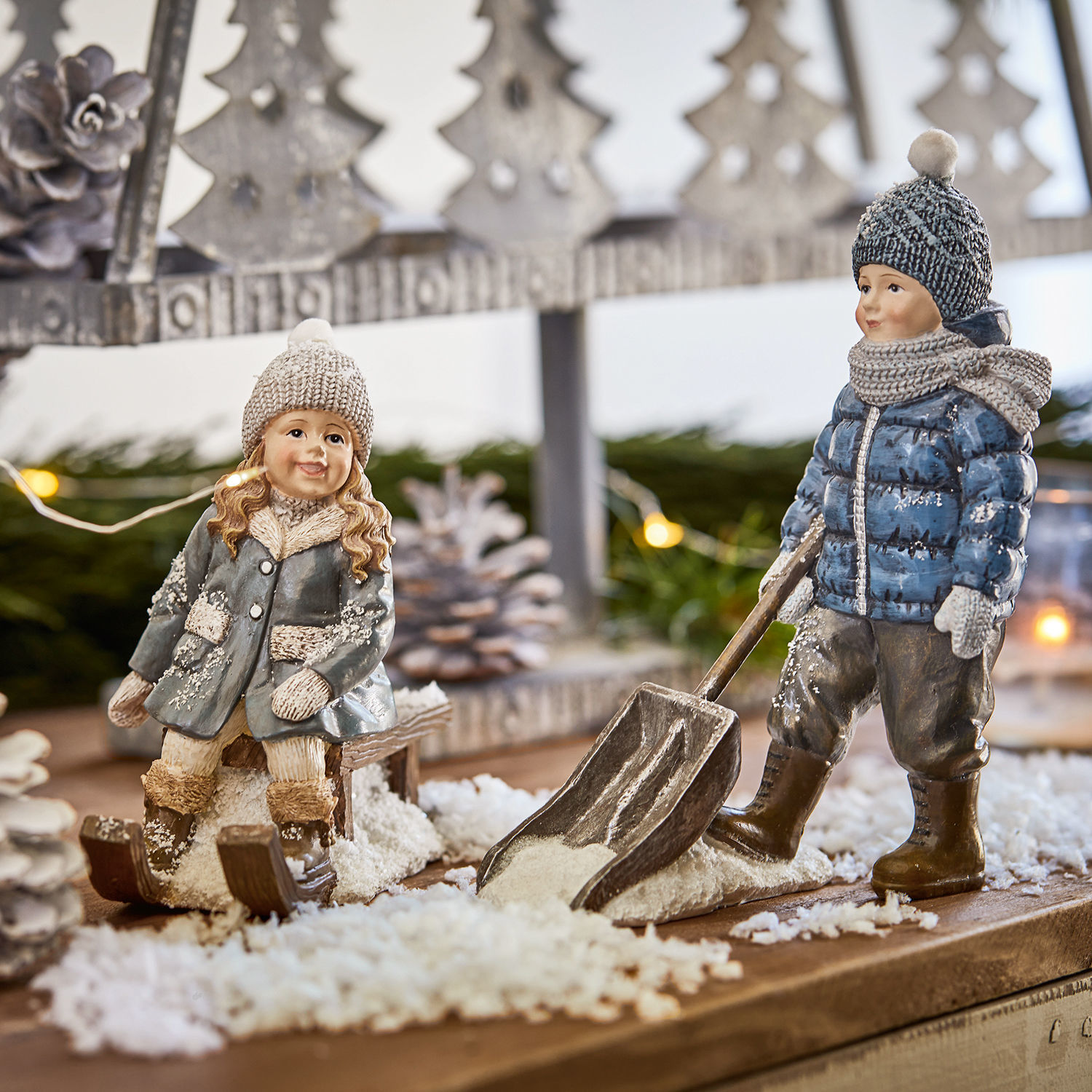 Figur 2er Set Arue Keramikfiguren von Kindern in Winterkleidung auf dekorativem Kunstschnee für Weihnachtsdekoration