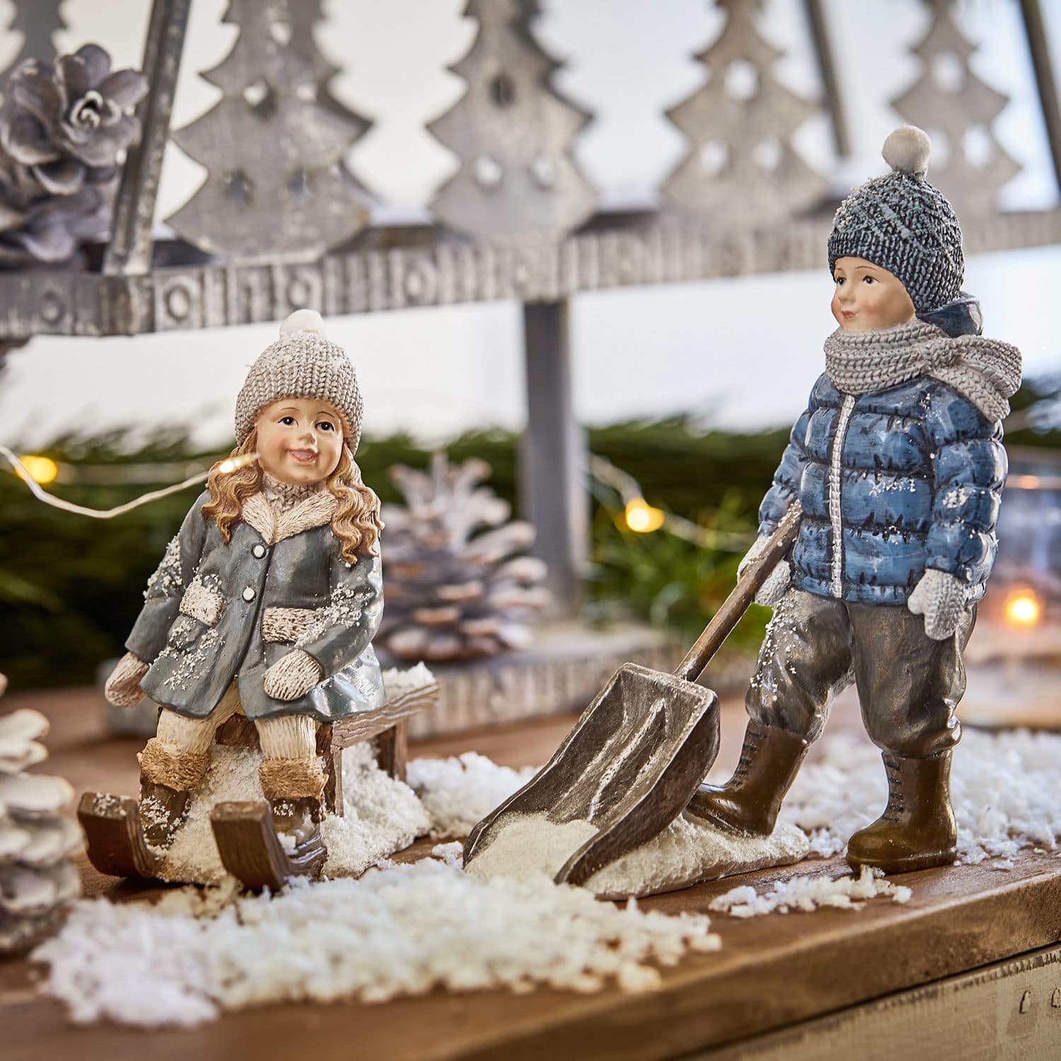 Figur 2er Set Arue Keramikfiguren von Kindern in Winterkleidung auf dekorativem Kunstschnee für Weihnachtsdekoration