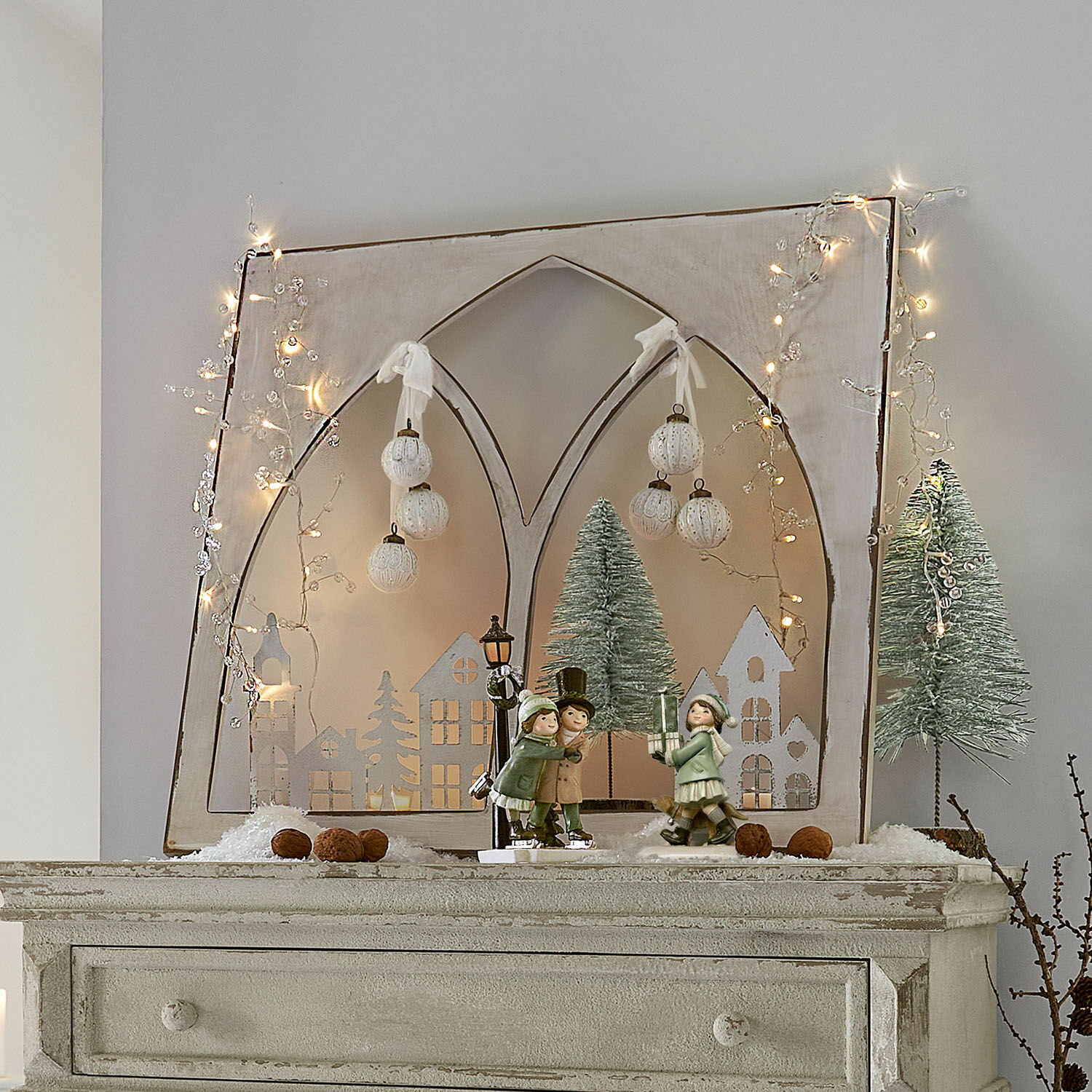 Lichterkette 2er Set Neviane Weihnachtsdekoration mit Kinderfiguren, Tannenbäumen und Lichterkette auf vintage Holzkommode