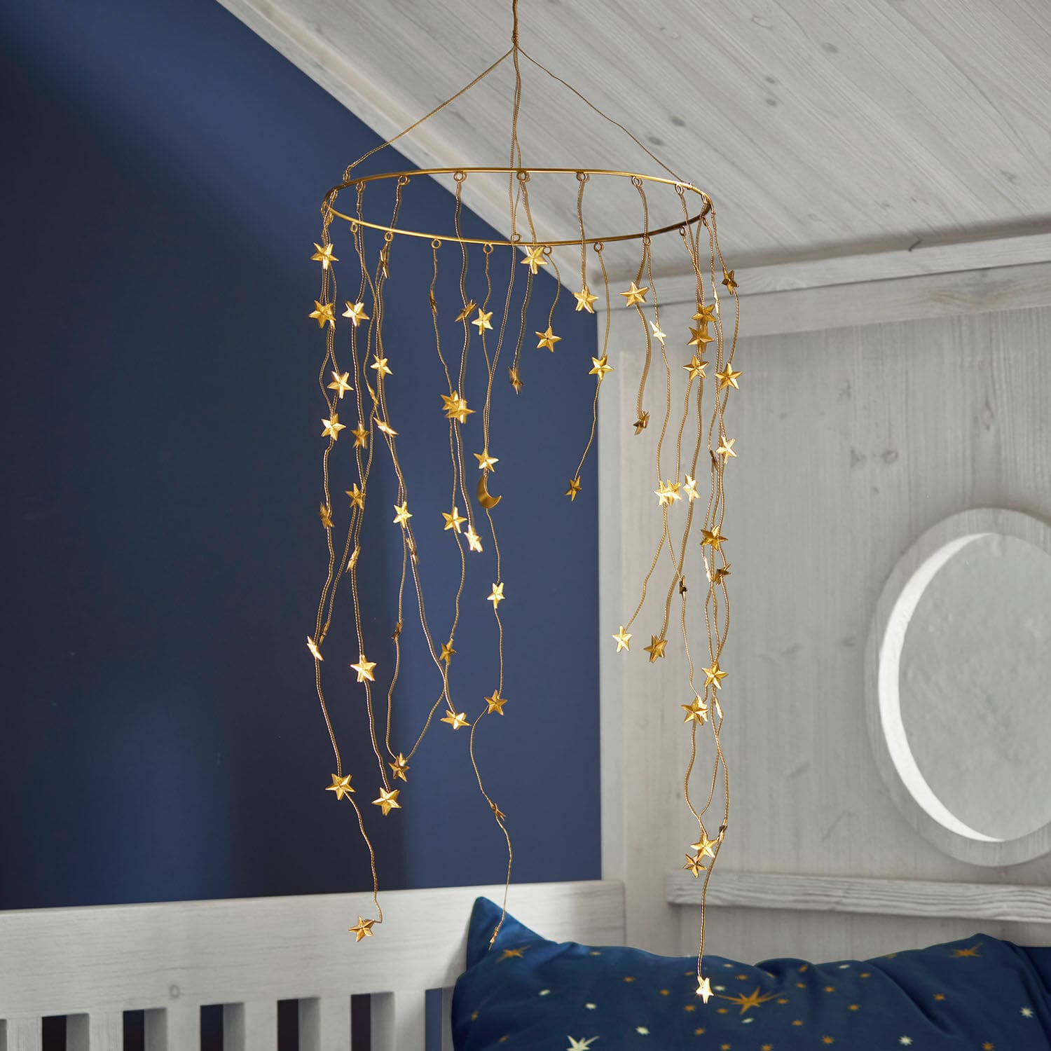 Mobile Starwhisper Hängendes Deko-Mobile aus goldenem Metall mit Sternen und Mond für Kinderzimmer