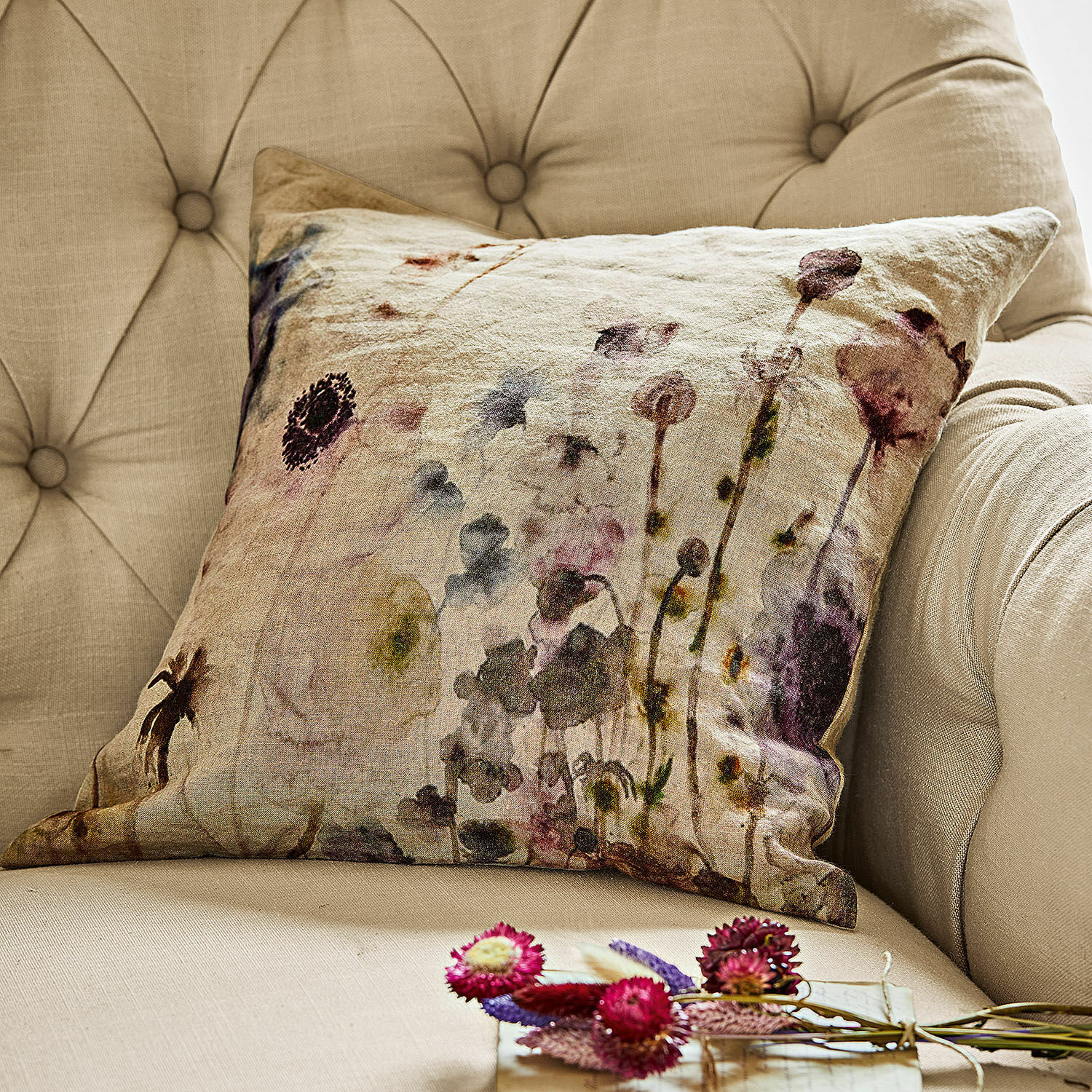 Kissenhülle Passanja Beige Dekokissen mit Blumenmuster auf beige gepolstertem Sessel, stilvolle Wohnraumdekoration