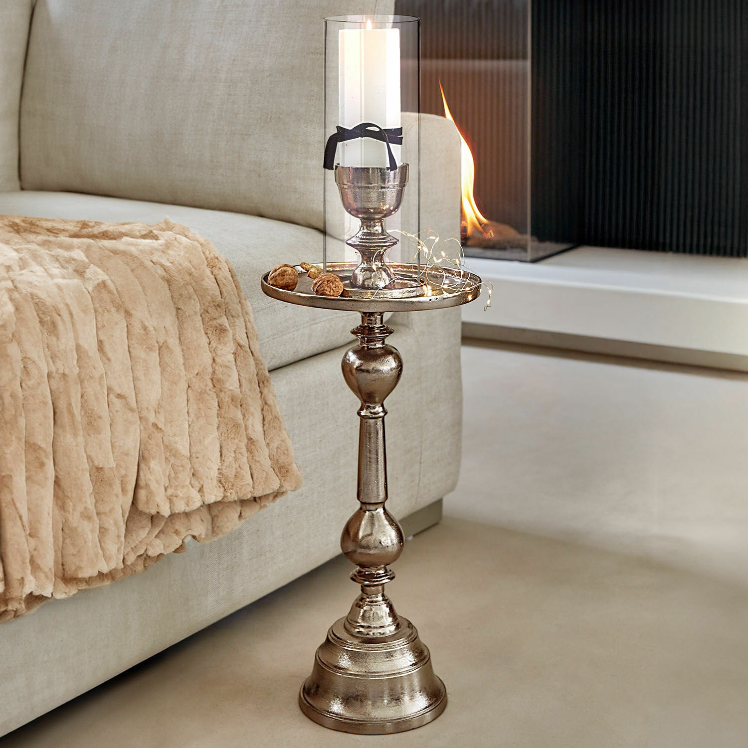 Kerzenständer Orvante Silberner Metall-Kerzenhalter mit klarem Glas und weisser Kerze im modernen Wohnzimmer