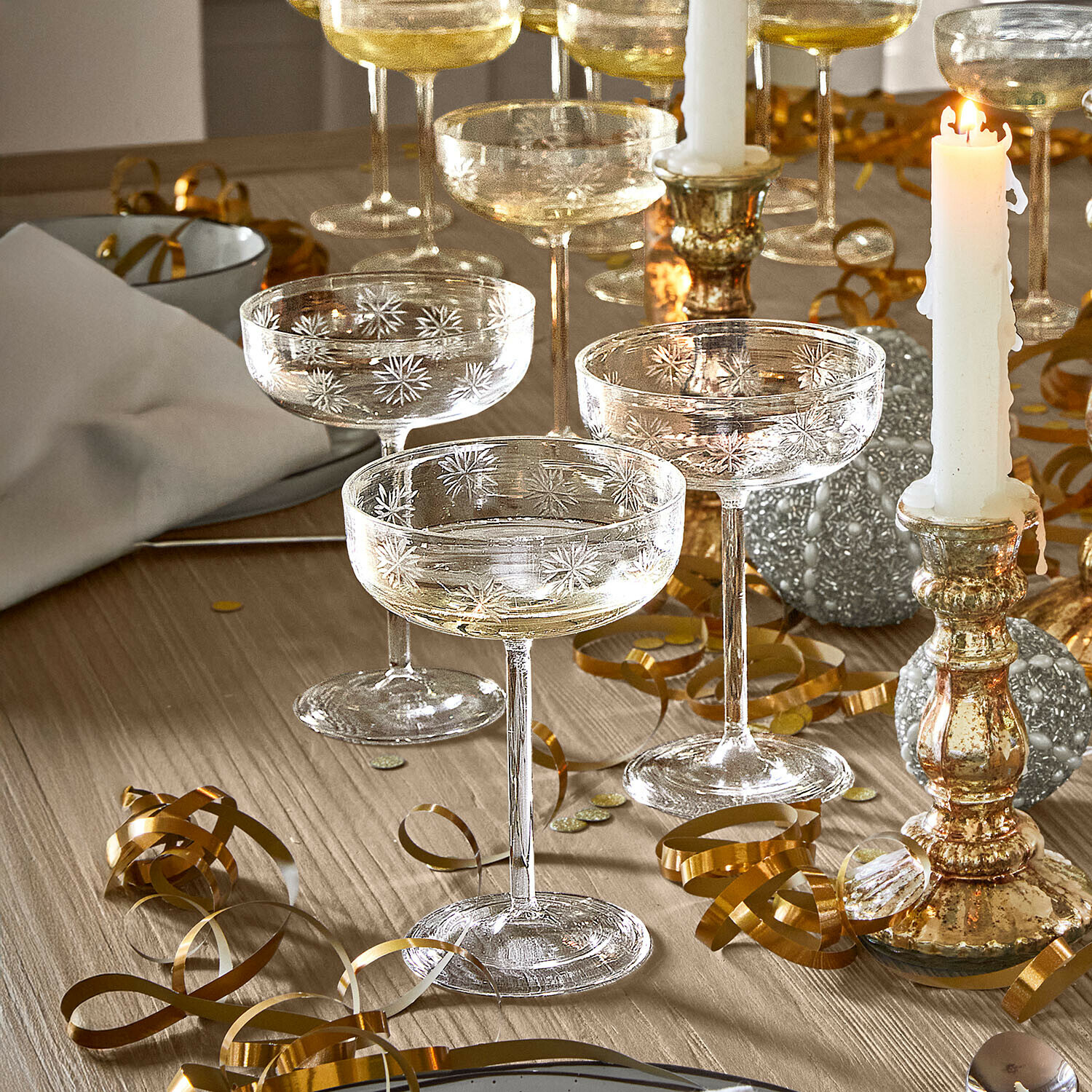 Glas 6er Set Haverly Gläser aus Glas mit Sternmuster graviert auf Holztisch mit goldener Partydekoration