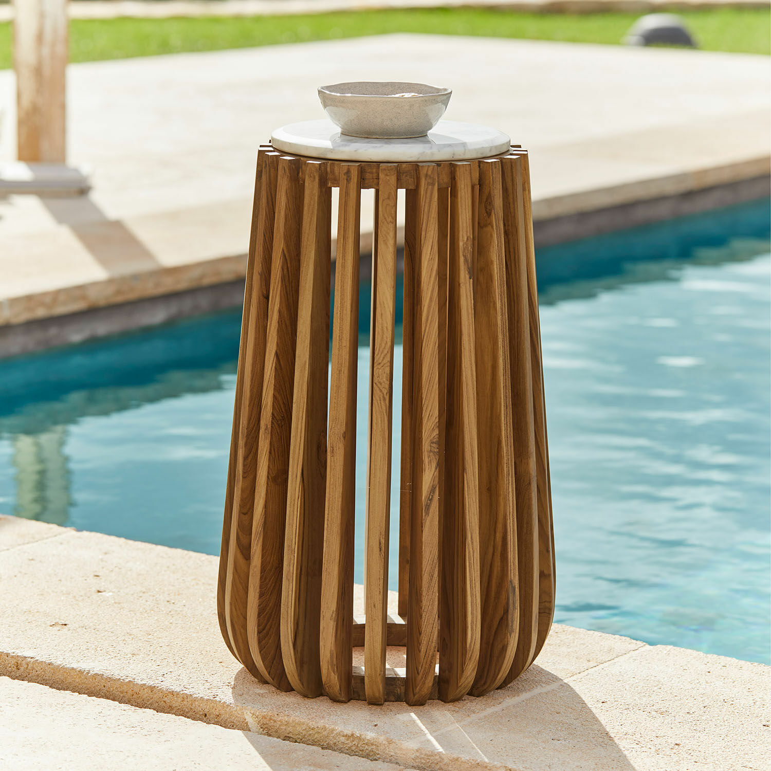 Beistelltisch Urbeline Beistelltisch aus Teakholz mit weisser Marmorplatte, ideal für Terrasse oder Poolbereich