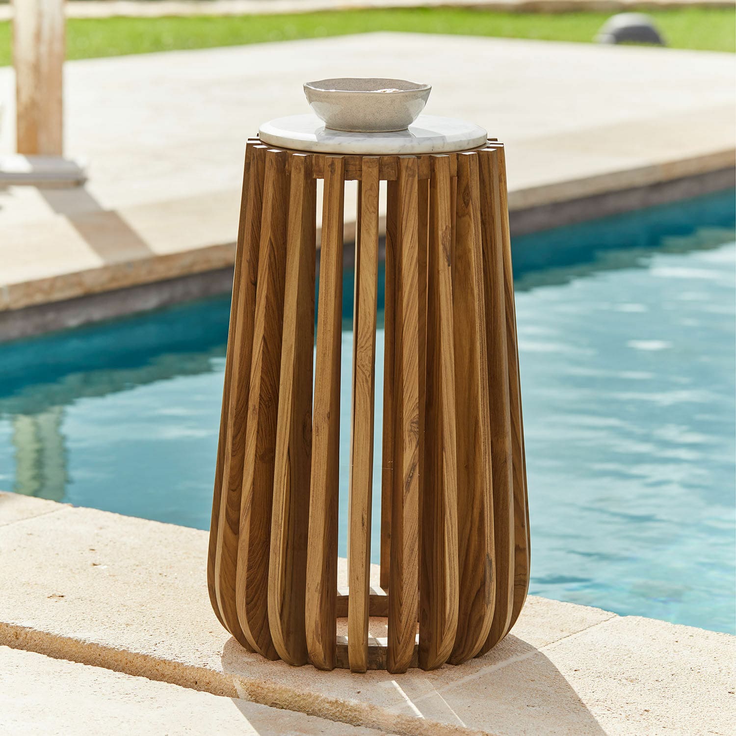 Beistelltisch Urbeline Beistelltisch aus Teakholz mit weisser Marmorplatte, ideal für Terrasse oder Poolbereich