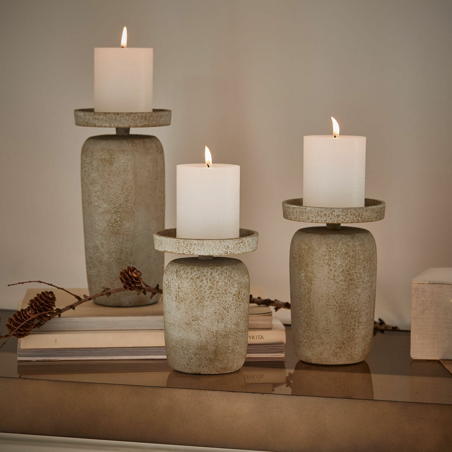 Kerzenhalter 3er Set Amsley Set mit drei beigen Steinkerzenhaltern und weißen Kerzen, elegante Wohnraumdekoration