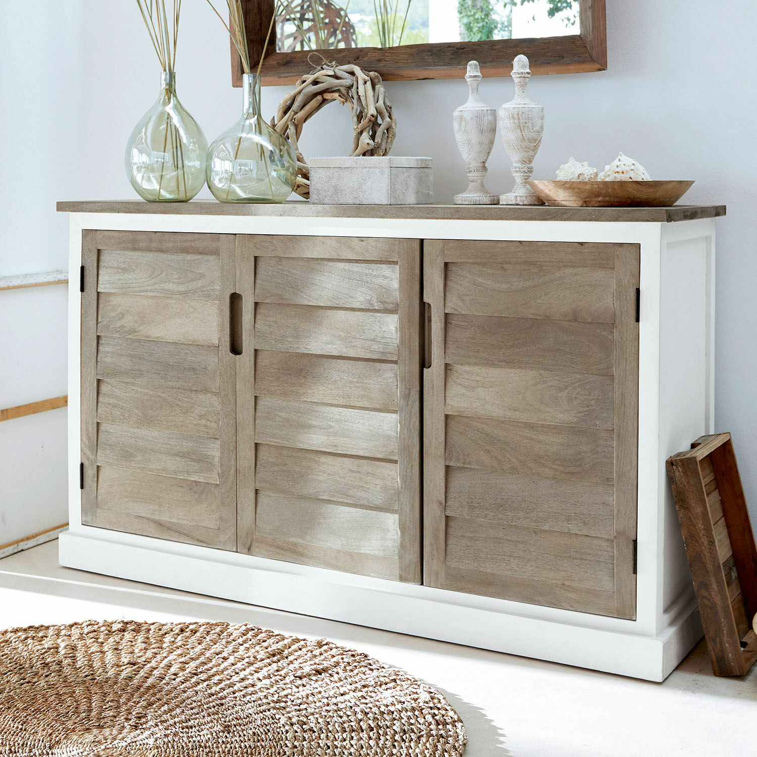 Sideboard Frapelle Sideboard aus Mangoholz in Weiss und Natur mit Dekorationen und rundem Jute-Teppich