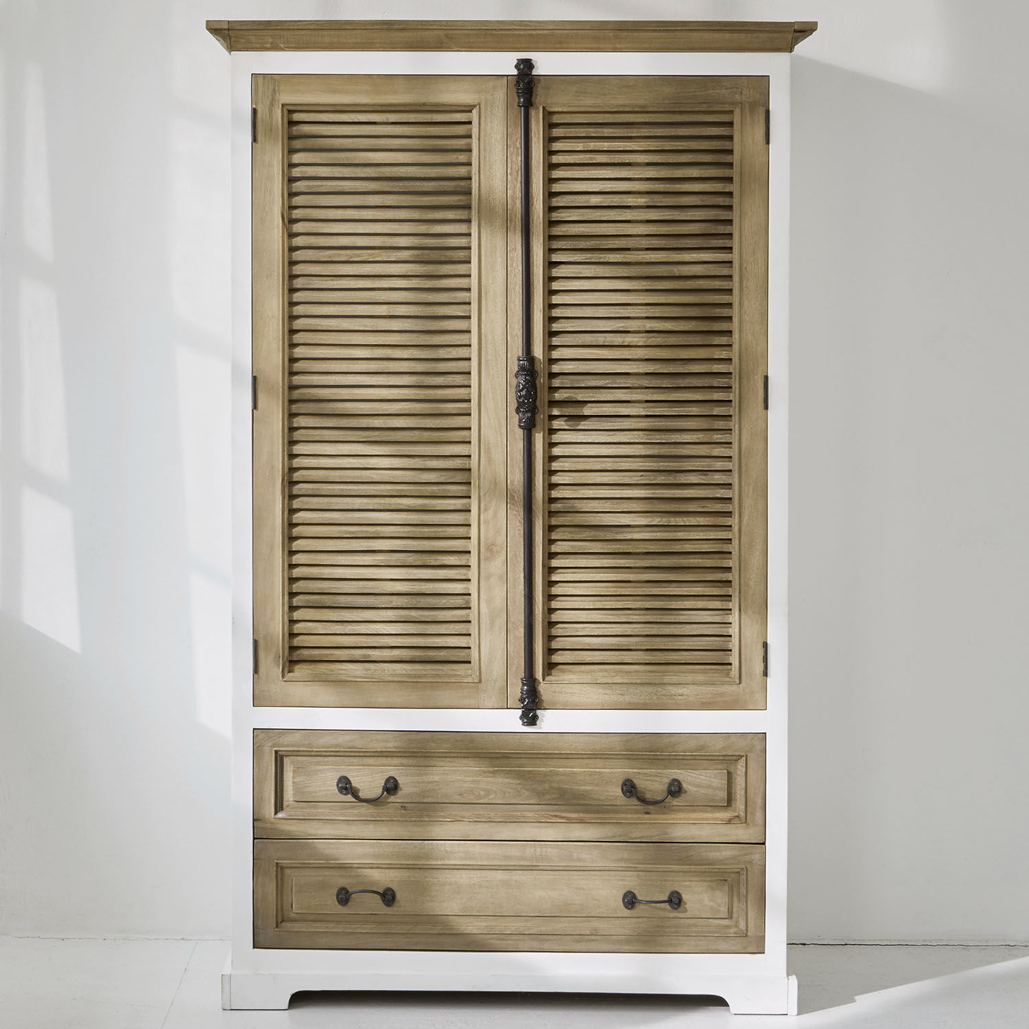 Schrank Bureau Schrank aus Mangoholz in Weiss und Natur mit Lamellentüren und Schubladen