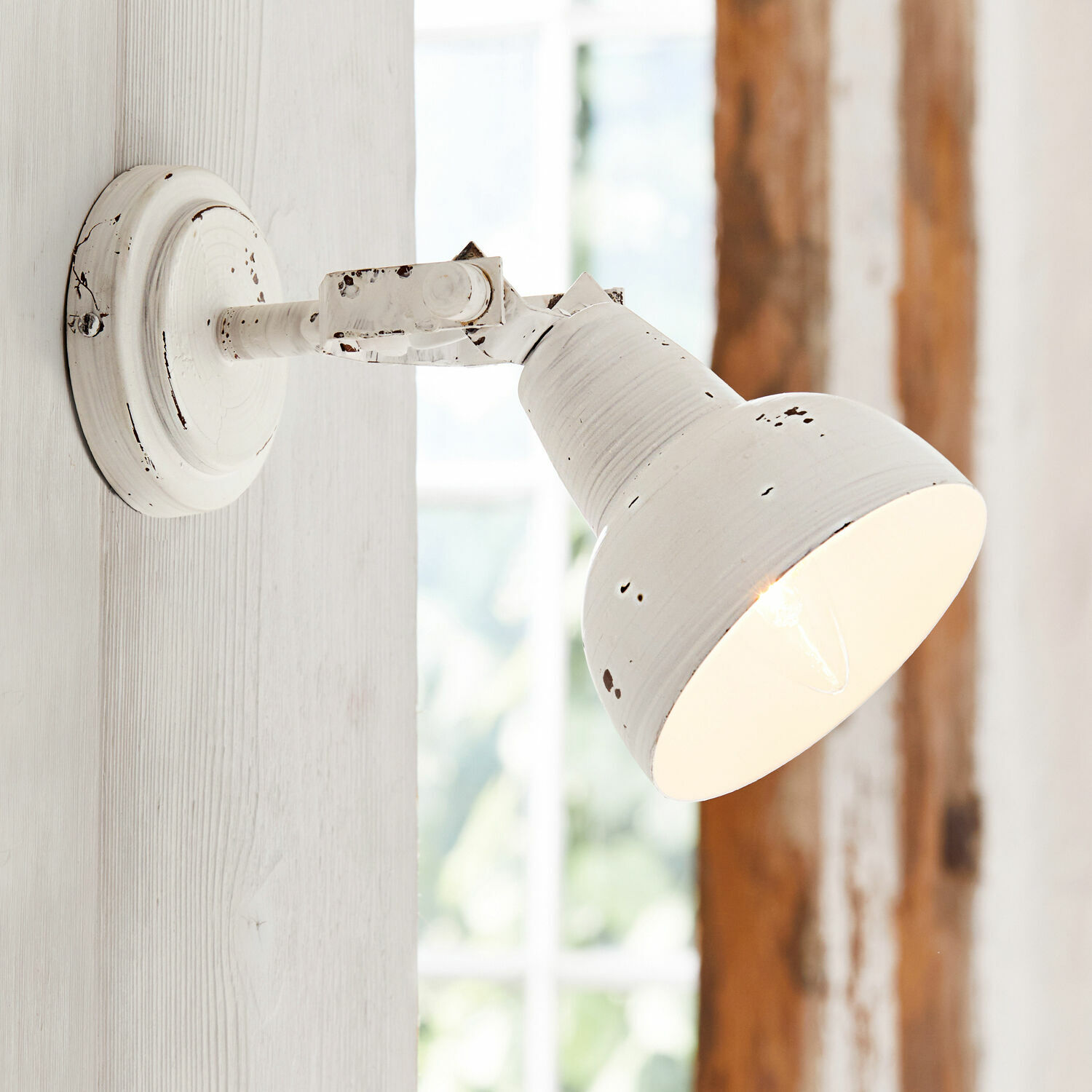 Wandlampe Rieke Weisse Metall-Wandleuchte im Vintage-Stil mit verstellbarem Schirm, rustikale Innenbeleuchtung