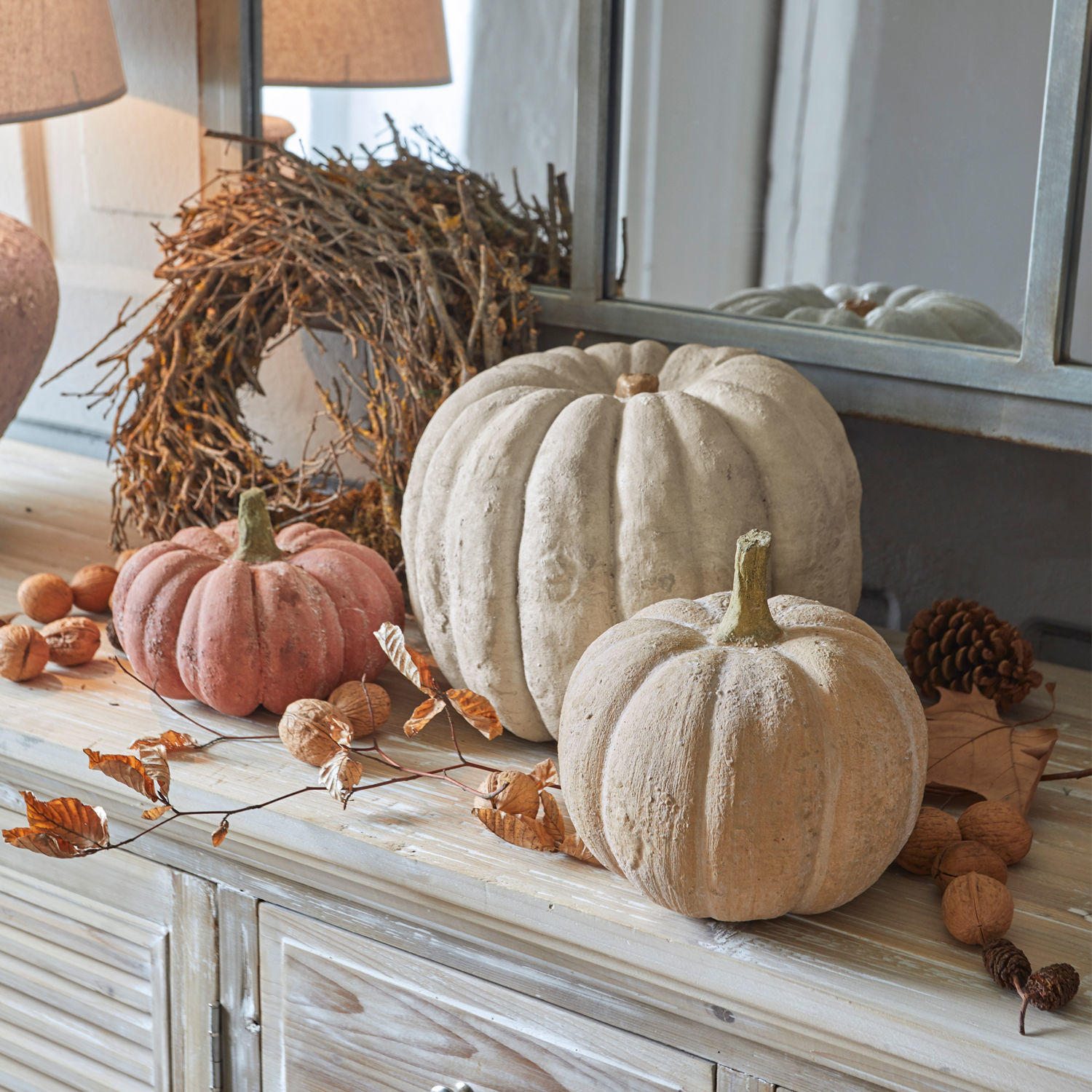 Kürbis 3er Set Pumpkin Dekorative Beton-Kürbisse in Beige und Rosa auf Holzkommode mit herbstlichen Accessoires
