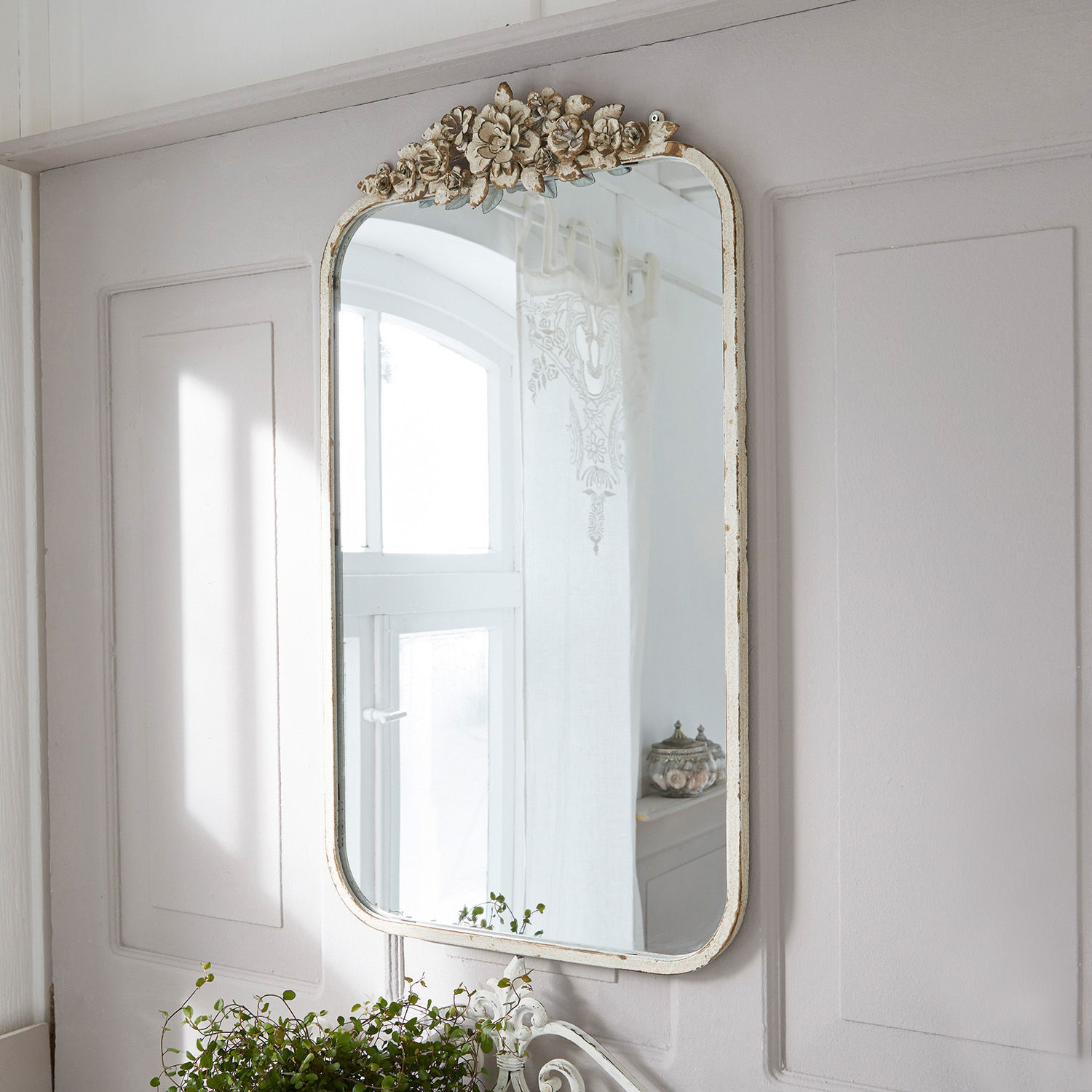 Spiegel Veilleures Wandspiegel mit weissem Shabby-Rahmen und Blumenverzierung im Vintage-Stil