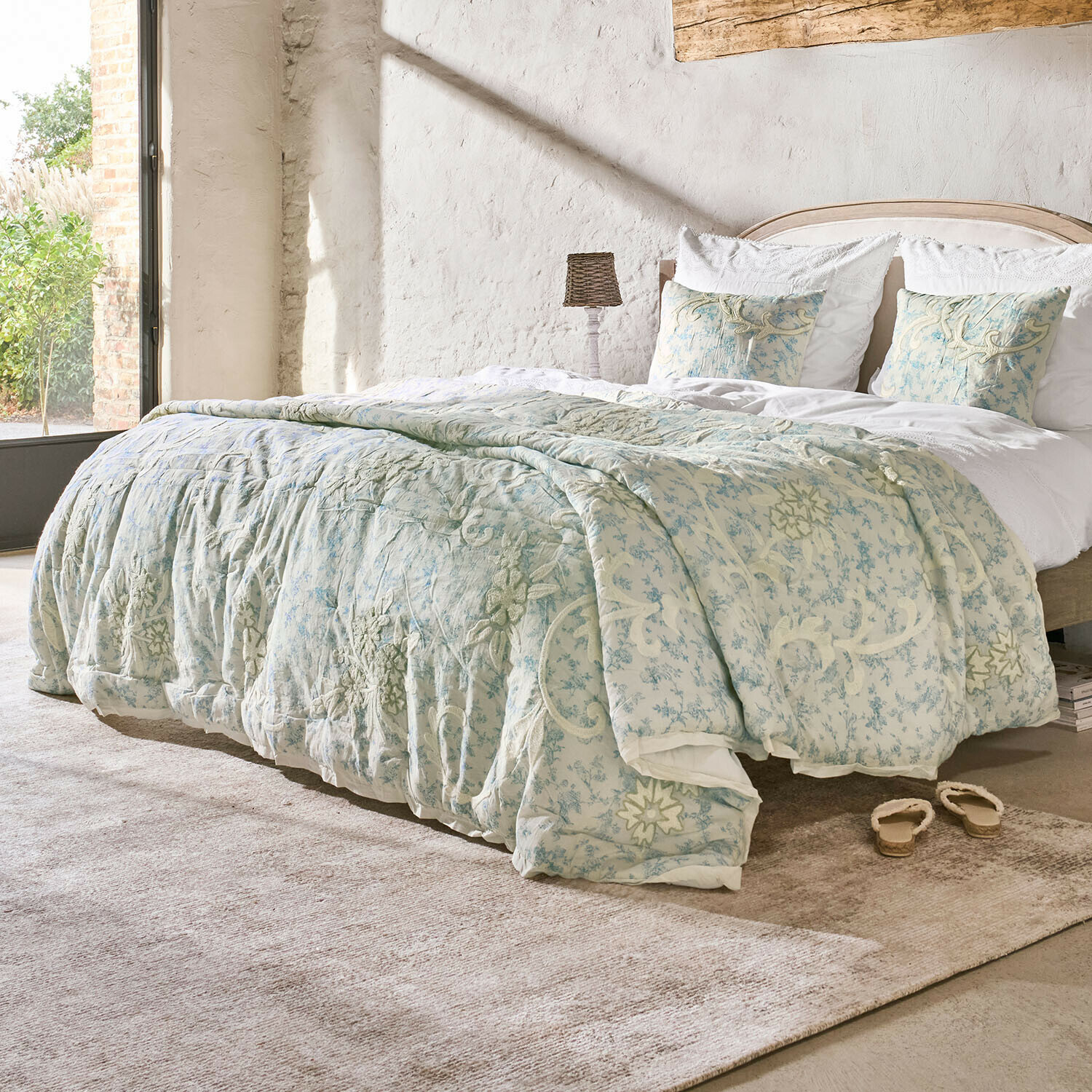 Quilt Rocaille Étoilée Bettwäsche aus weichem Stoff mit hellblauen und cremefarbenen Blumenmustern in hellem Zimmer