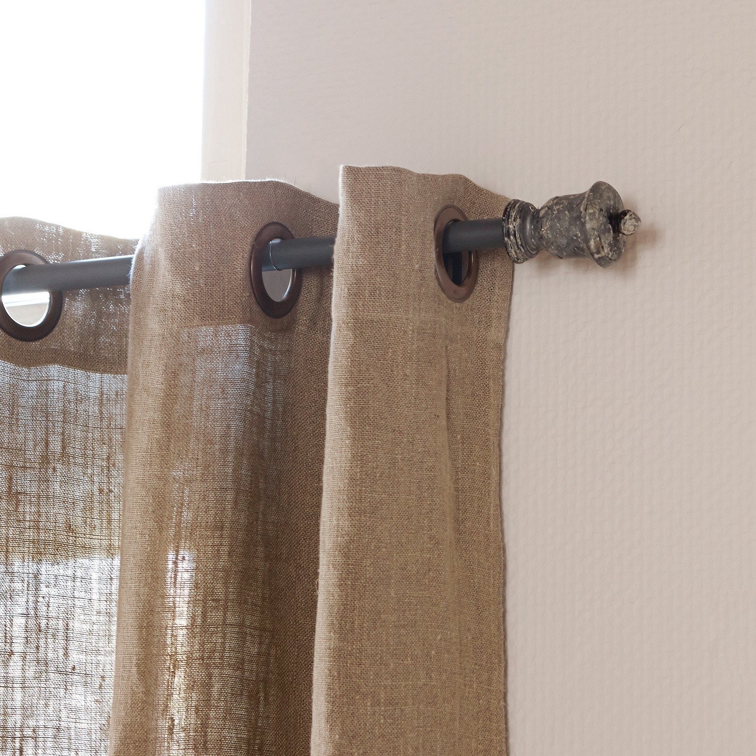 Gardinenstange Rachael Beiger Leinenvorhang an Metallstange mit dekorativem Endstück für Fensterdekoration