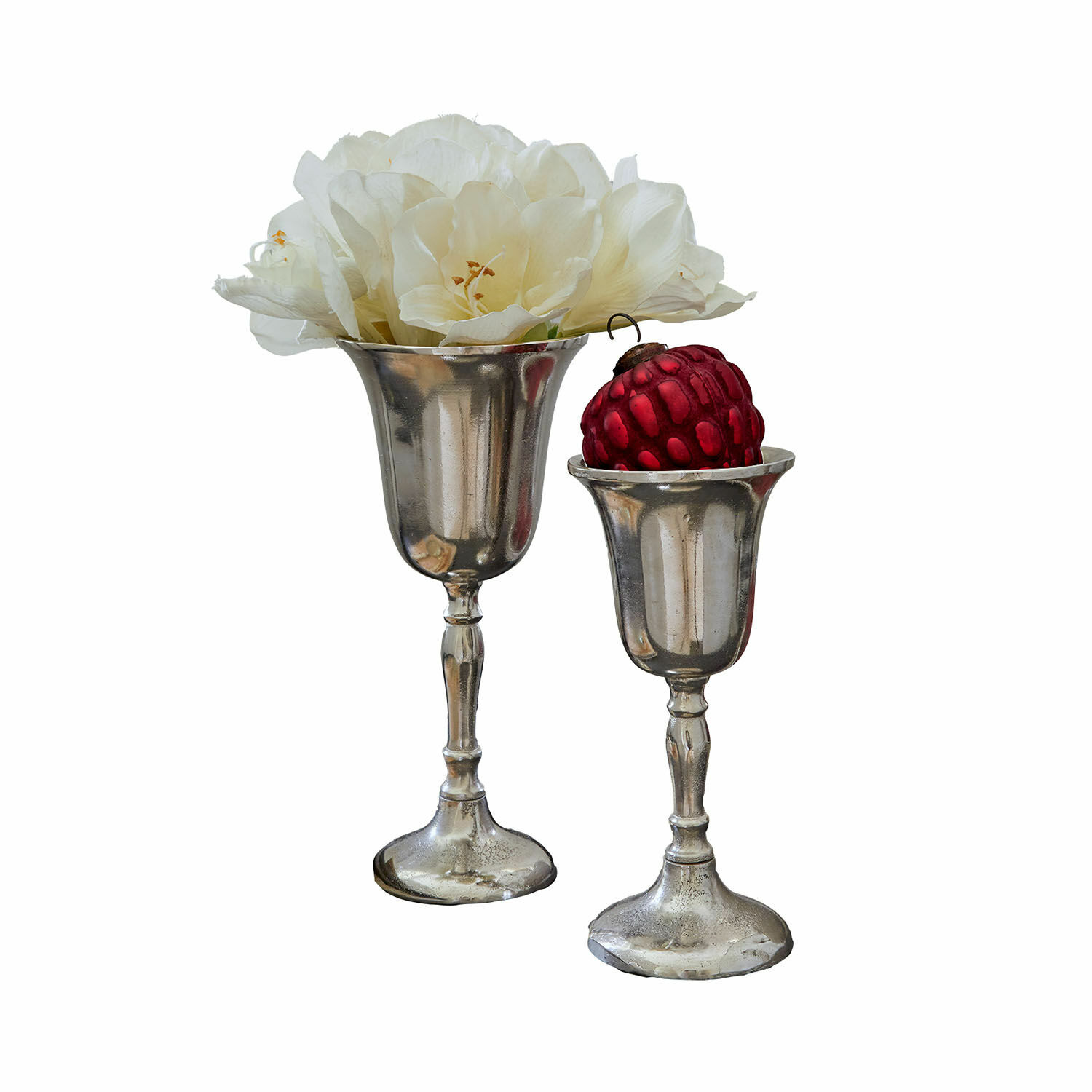 Vase 2er Set Solérie Zwei silberne Metallkelche mit weissen Blumen und rotem Dekorapfel als Wohnaccessoire