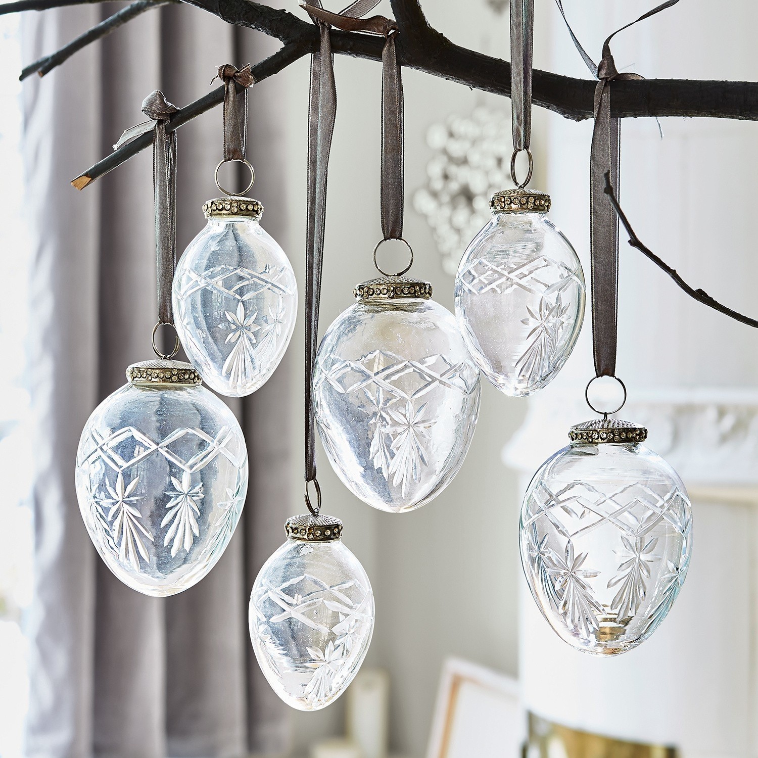 Weihnachtsschmuck 6er Set Roncey Transparente Glasanhänger mit graviertem Muster an braunen Bändern als Weihnachtsdekoration