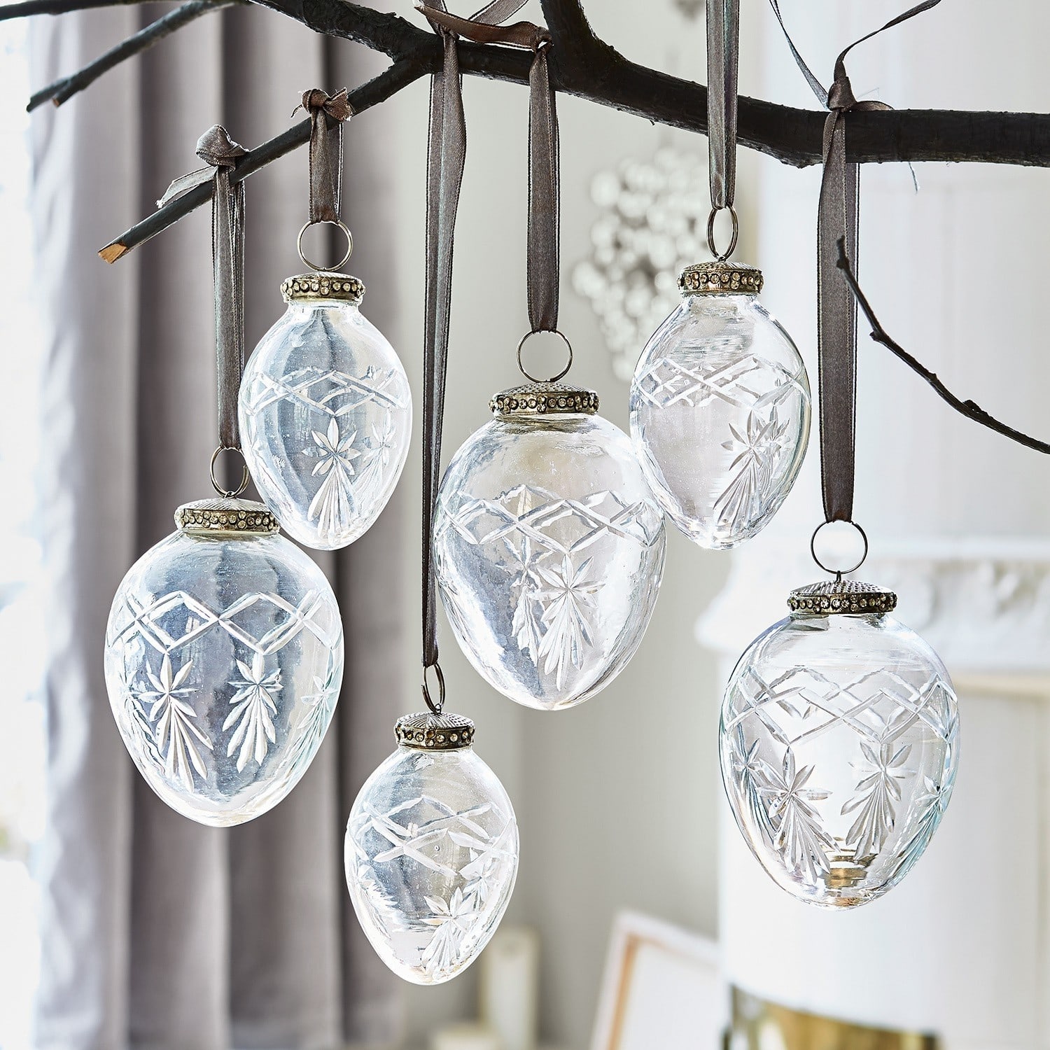 Weihnachtsschmuck 6er Set Roncey Transparente Glasanhänger mit graviertem Muster an braunen Bändern als Weihnachtsdekoration