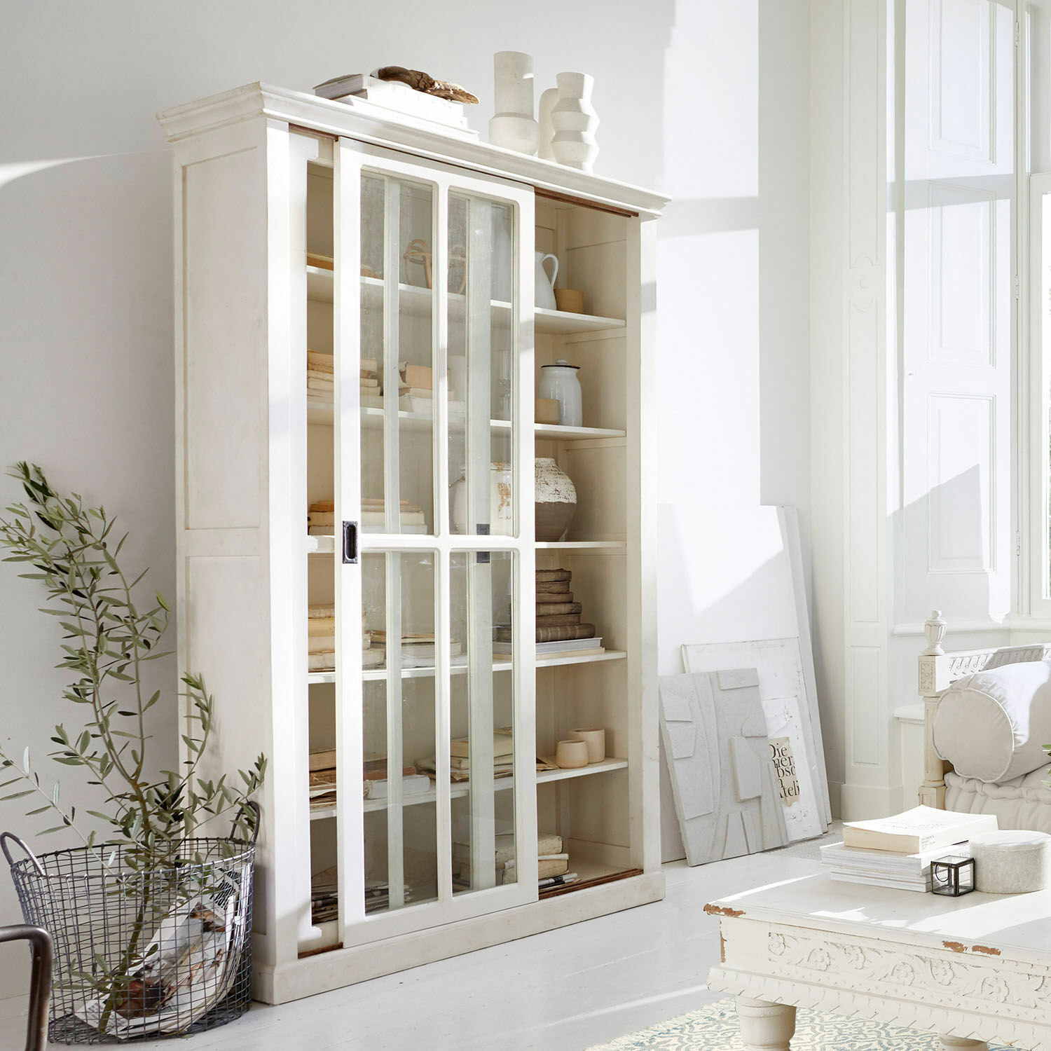 Schrank Brouns Weisse Holzvitrine mit Schiebetüren aus Glas im hellen, modernen Wohnzimmer