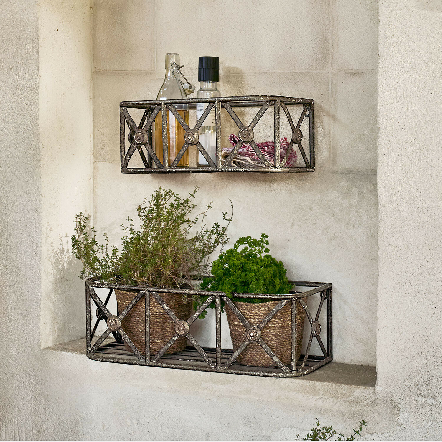 Vintage Metall-Wandregale mit Pflanzen und Flaschen, dekorativ für Küche oder Garten