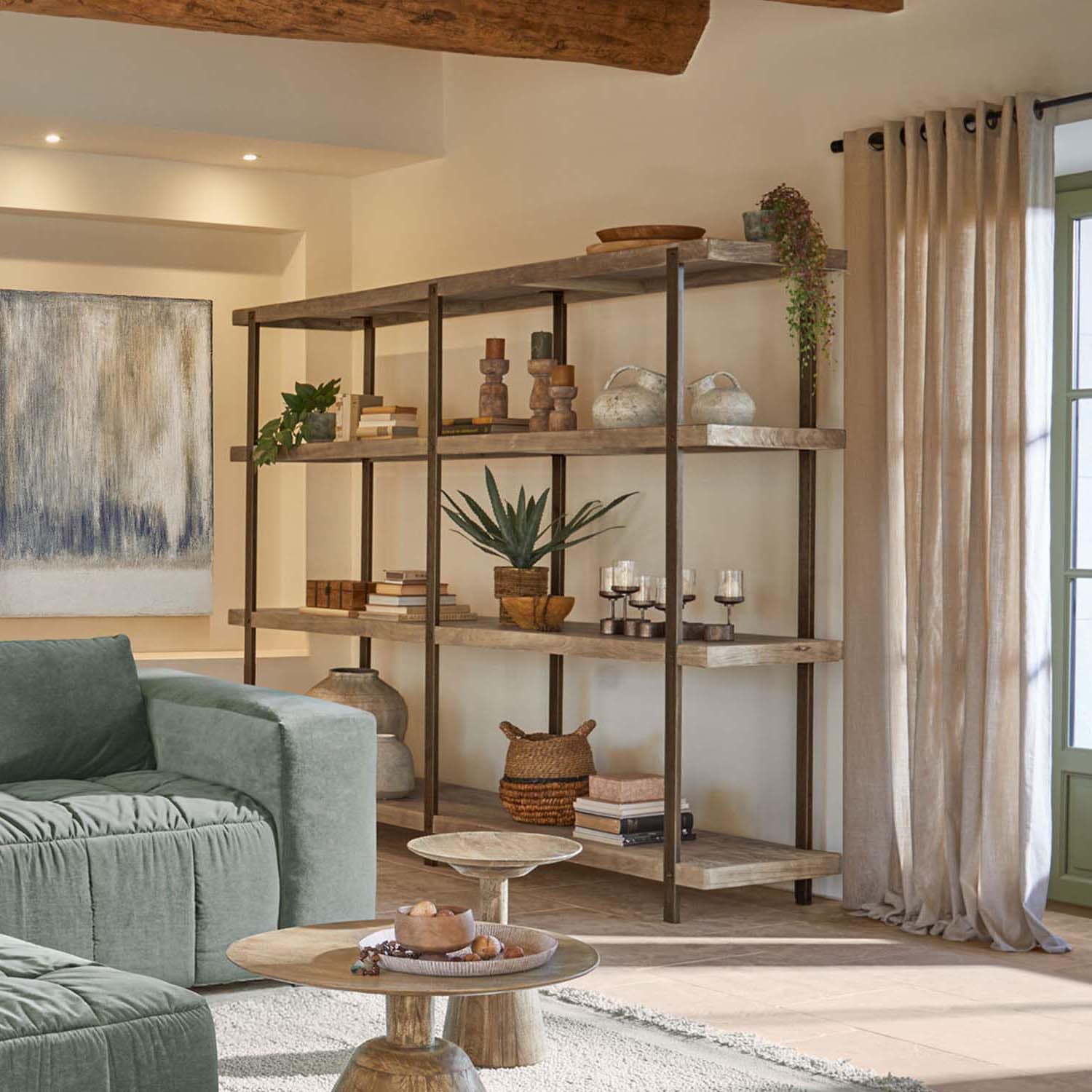 Großes Holzregal mit Metallrahmen in Naturfarbe, Dekorationen und Pflanzen im Wohnzimmer