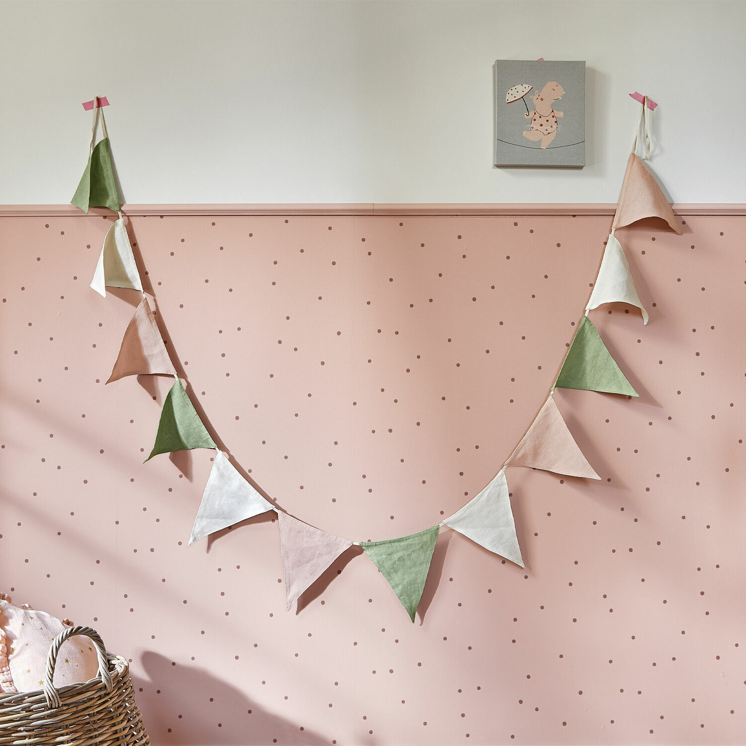 Wimpelgirlande Rêveline Wimpelkette aus Leinen in Pastellfarben an rosa Wand mit Punkten zur Kinderzimmerdekoration