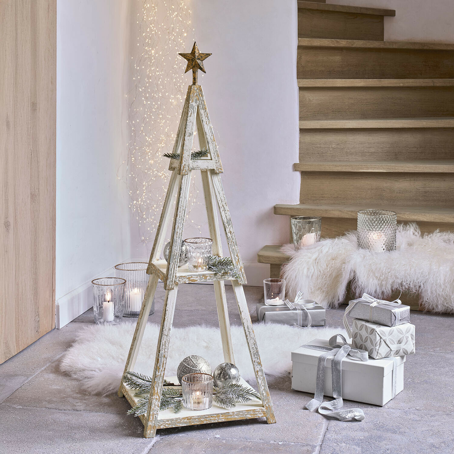 Dekobaum Myrnara Dekorativer Holz-Weihnachtsbaum im Vintage-Stil mit weißem Shabby-Finish und festlichen Accessoires