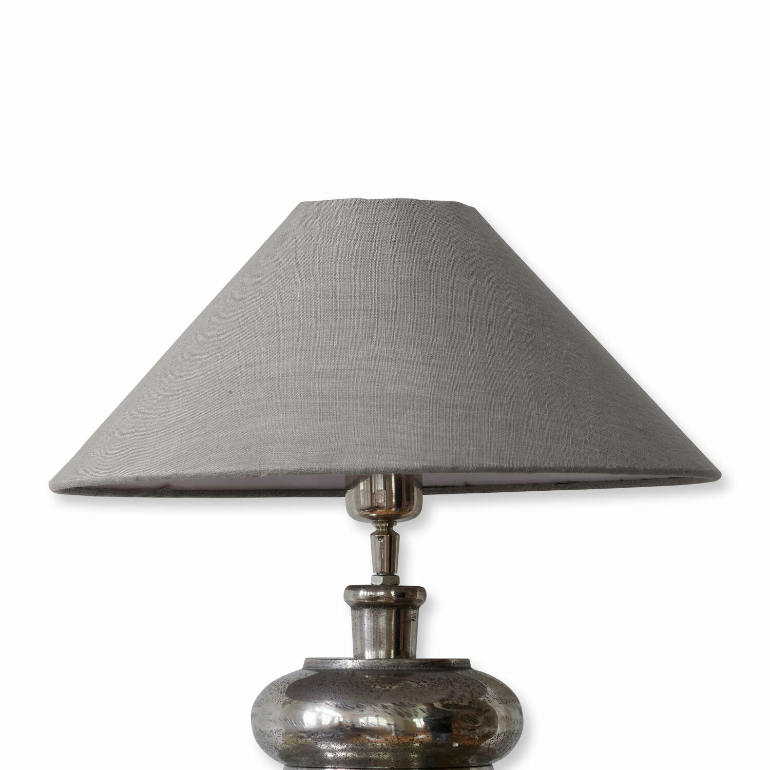taupe Tischlampe Emmera mit Metallfuss und taupefarbenem Lampenschirm, stilvolle Wohnraumbeleuchtung