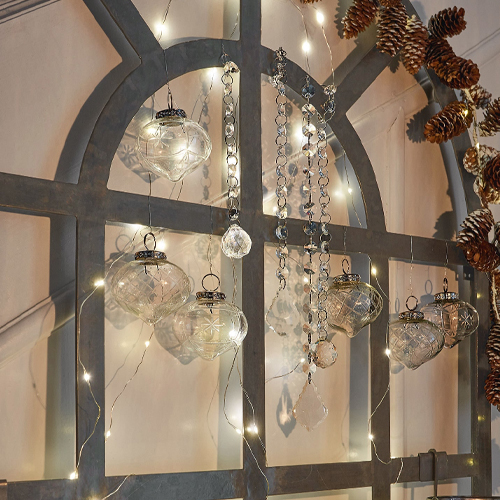 Glas-Weihnachtsanhänger an Metallrahmen mit LED-Lichterkette und Tannenzapfen-Dekor