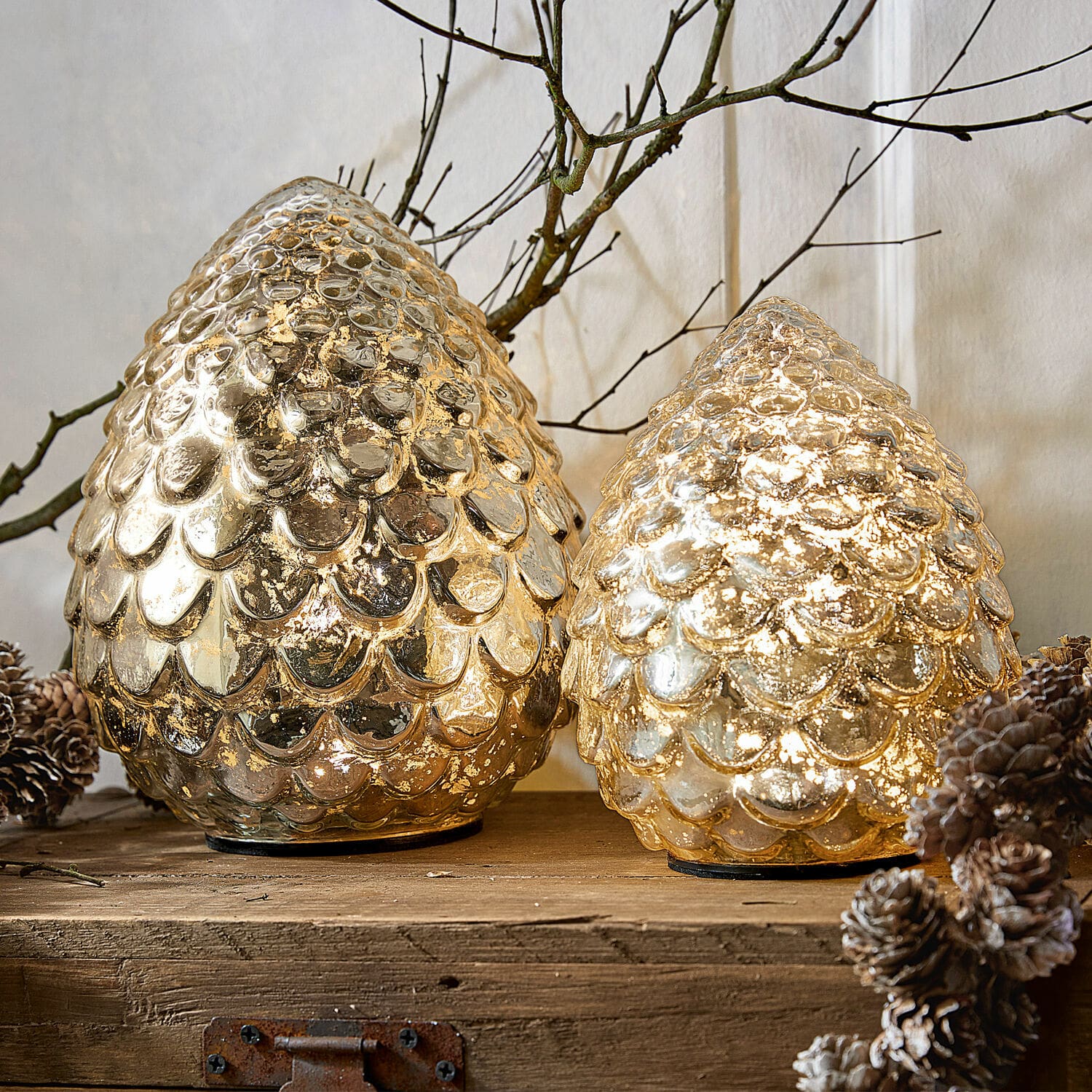 LED-Zapfen 2er Set Ibaque Zwei goldene dekorative Glas-Tannzapfen mit Schuppenstruktur auf Holzbrett mit Kiefernzapfen