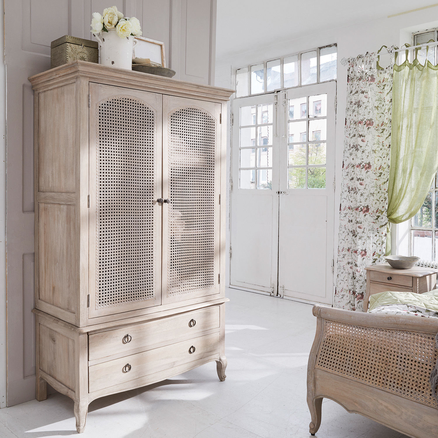 Schrank Truso Helle Holzkommode mit geflochtenen Türen und Schubladen, eleganter Schlafzimmer-Schrank