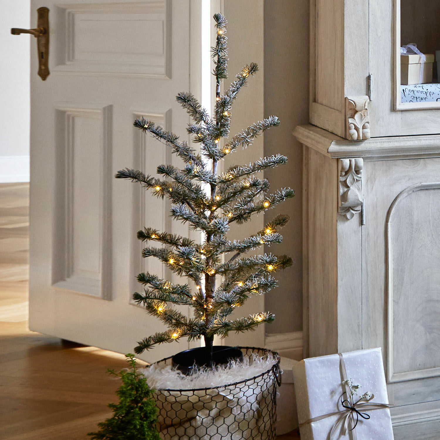 Deko-Baum Lawrence Kleiner künstlicher Weihnachtsbaum mit grünen Zweigen und warmweissen LED-Lichtern im dekorativen Korb