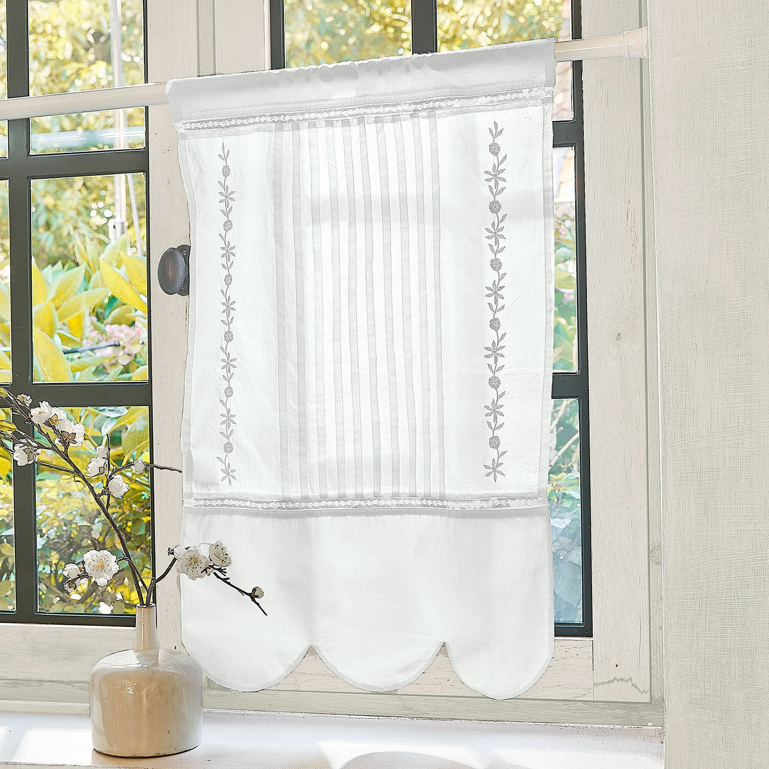 Scheibengardine Wistelle Weisse Baumwollgardine mit Stickerei und Falten, Fensterdekoration mit zartem Blumenmuster