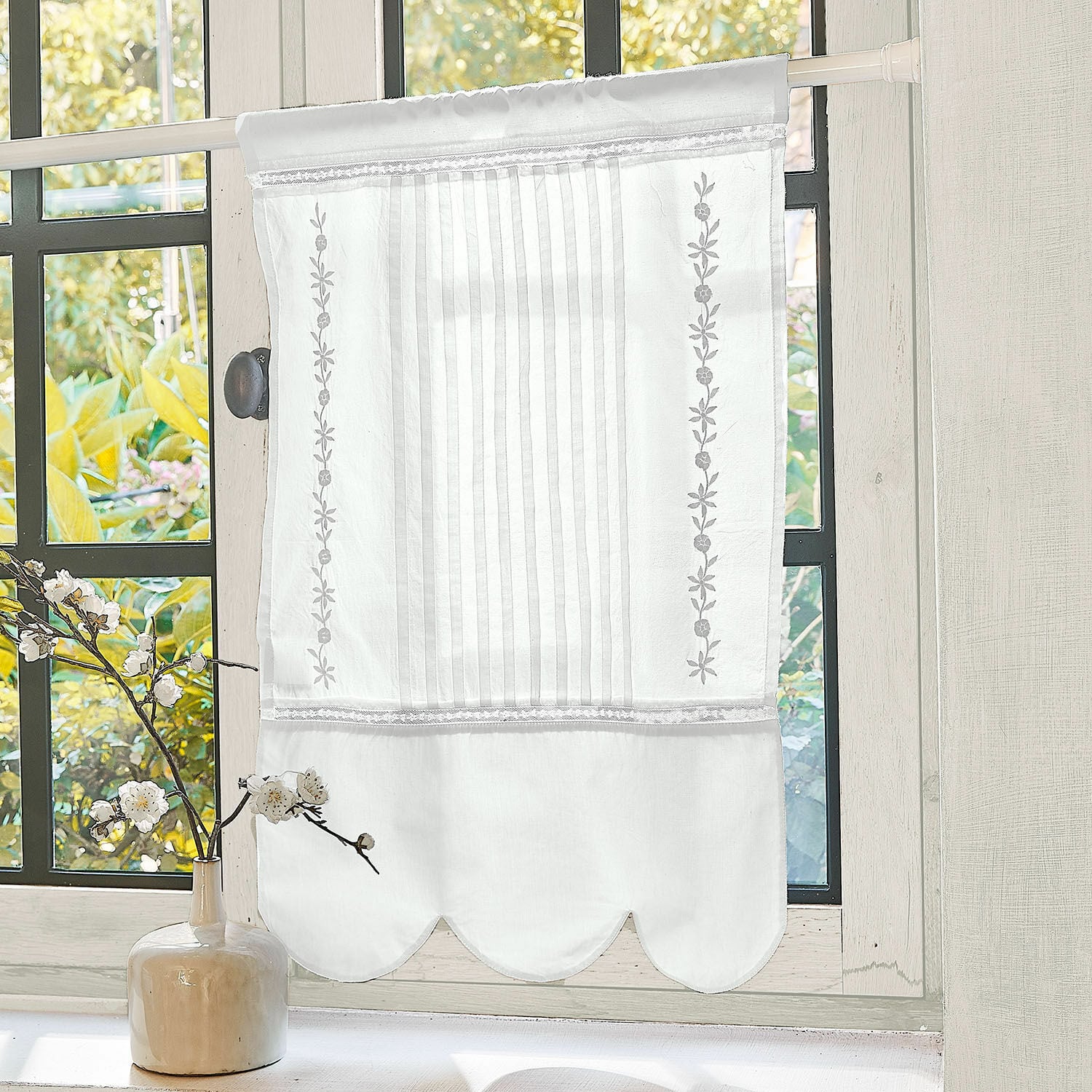 Scheibengardine Wistelle Weisse Baumwollgardine mit Stickerei und Falten, Fensterdekoration mit zartem Blumenmuster
