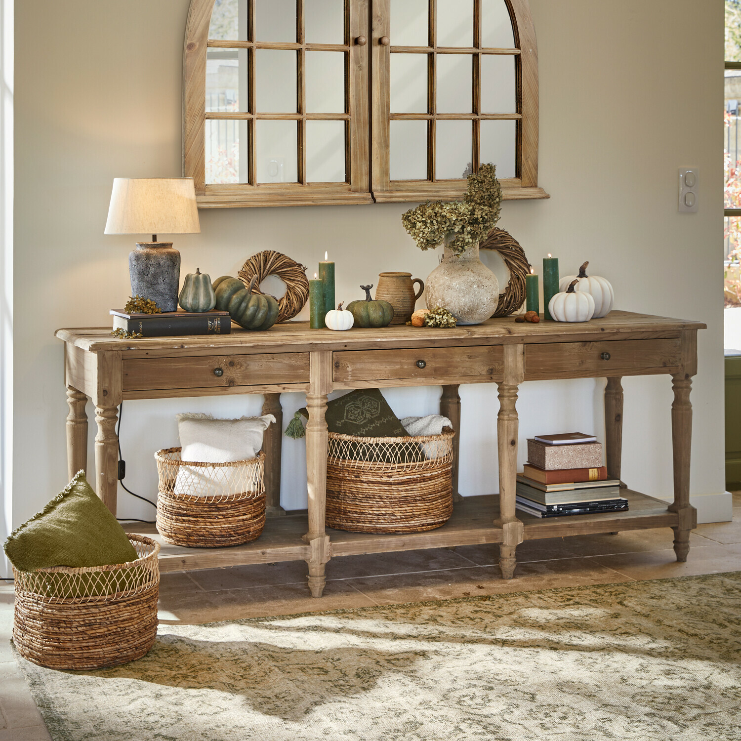 Konsole Misérieux Holzkonsole mit herbstlicher Dekoration, Lampe und Weidenkorb in gemütlichem Raum