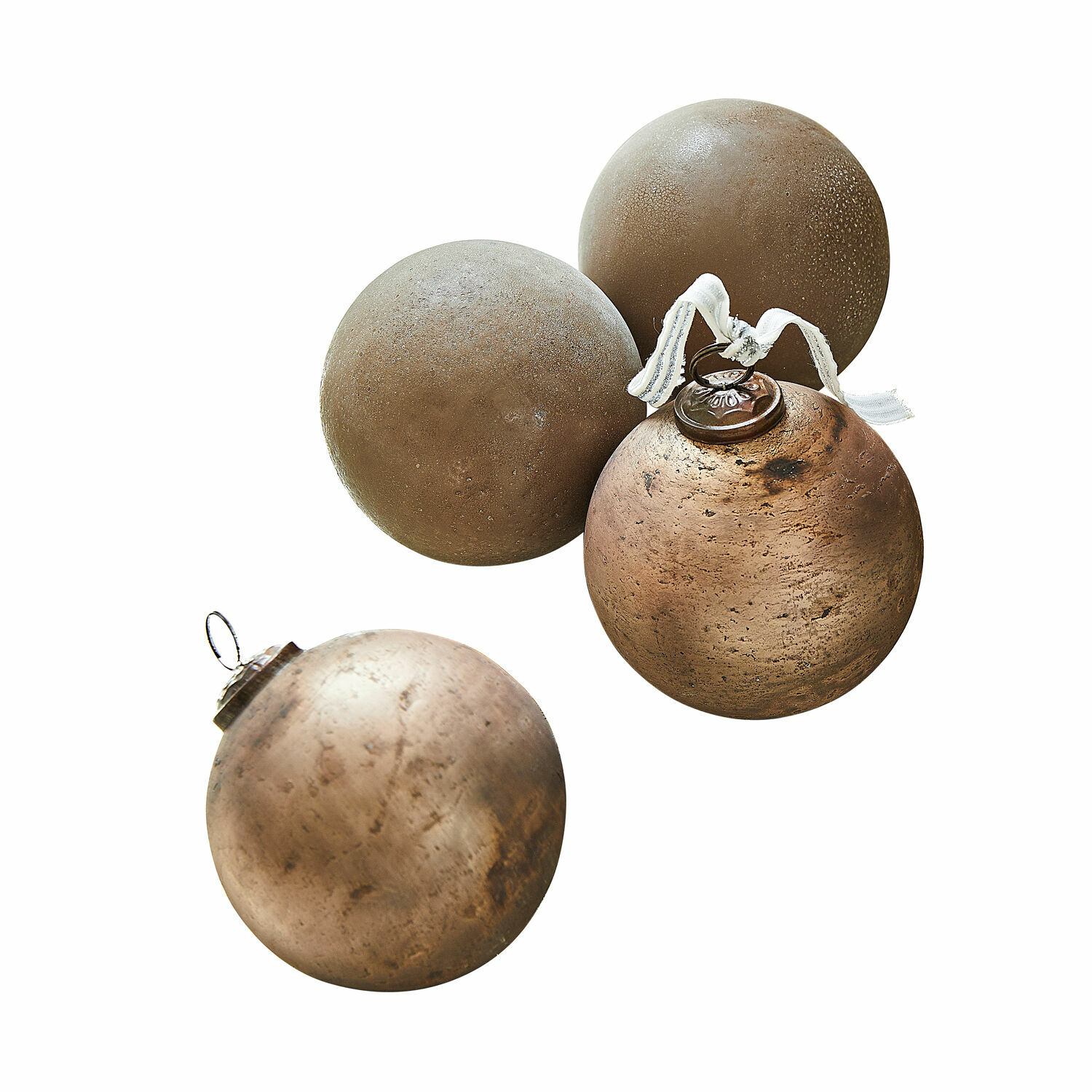 Weihnachtsschmuck 4er Set Ophraine Set aus vier matten Weihnachtskugeln in Braun- und Kupfertönen zur festlichen Dekoration