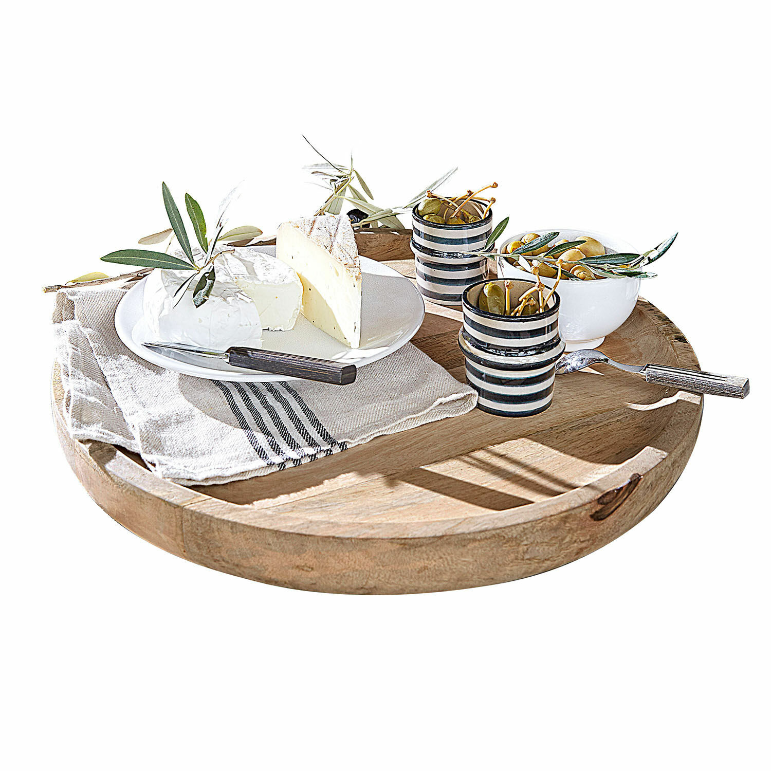 Tablett Helier Rundes Tablett aus Mangoholz mit Käse und Oliven auf weissem Teller, Olivenzweige als Dekoration