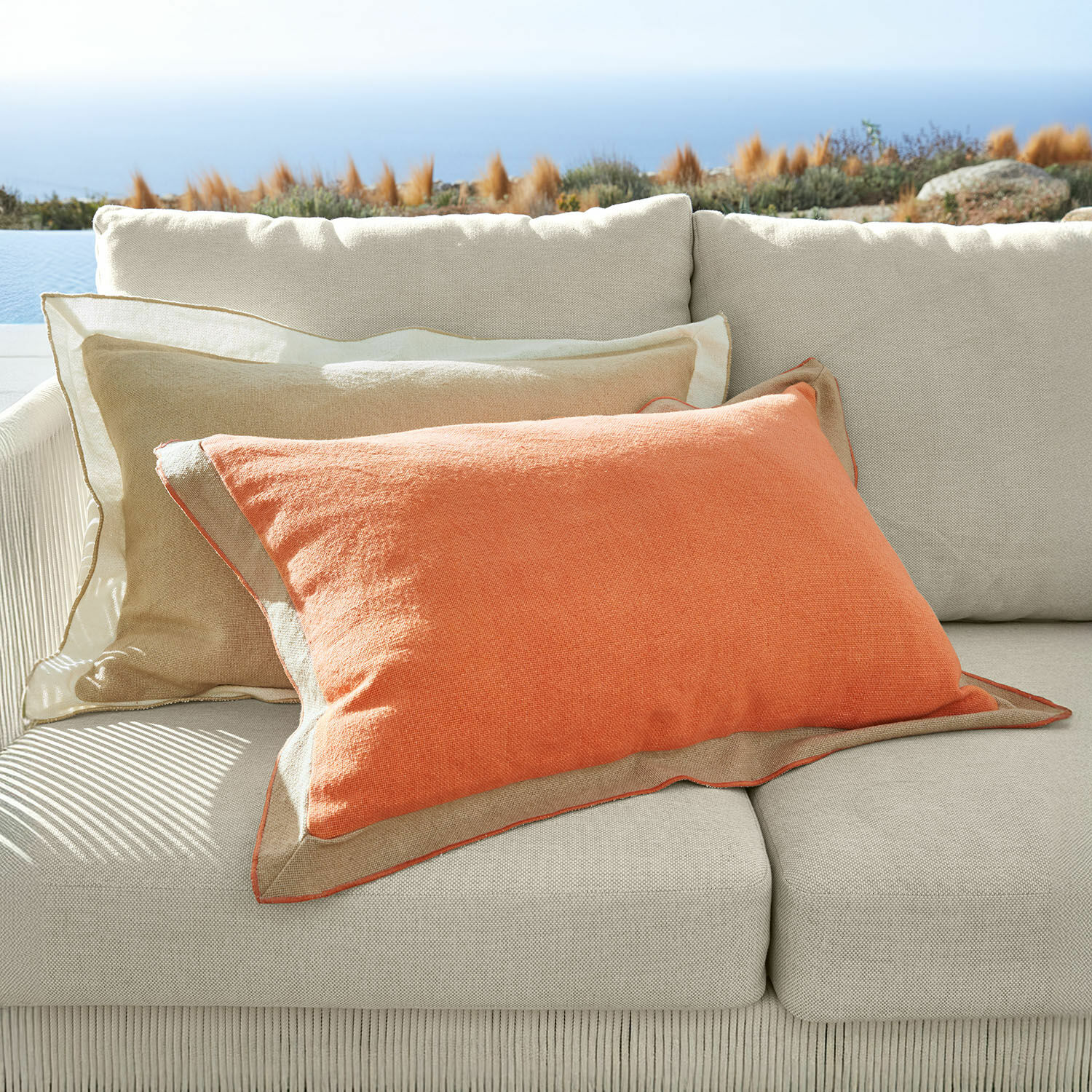 Kissenhülle 2er Set Florcelles Beiges Sofa mit drei dekorativen Kissen in Orange und Beige aus Baumwollstoff für das Wohnzimmer