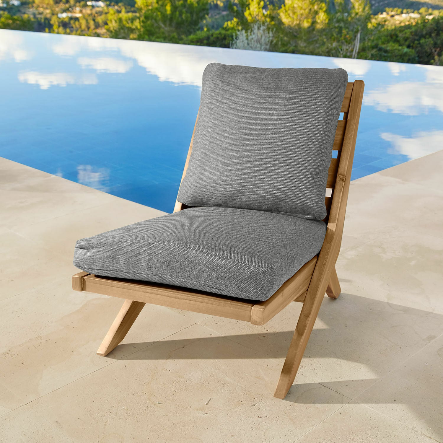 Loungestuhl FSC®-100% Montivaux Liegestuhl aus Teakholz mit grauen Polstern, ideal zum Entspannen am Pool.