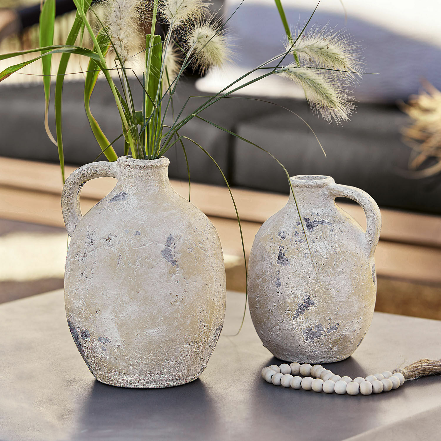 Vase 2er Set Yvorne Zwei rustikale Keramikvasen in Beige auf dem Tisch, Dekoration für Innen- und Aussenbereich