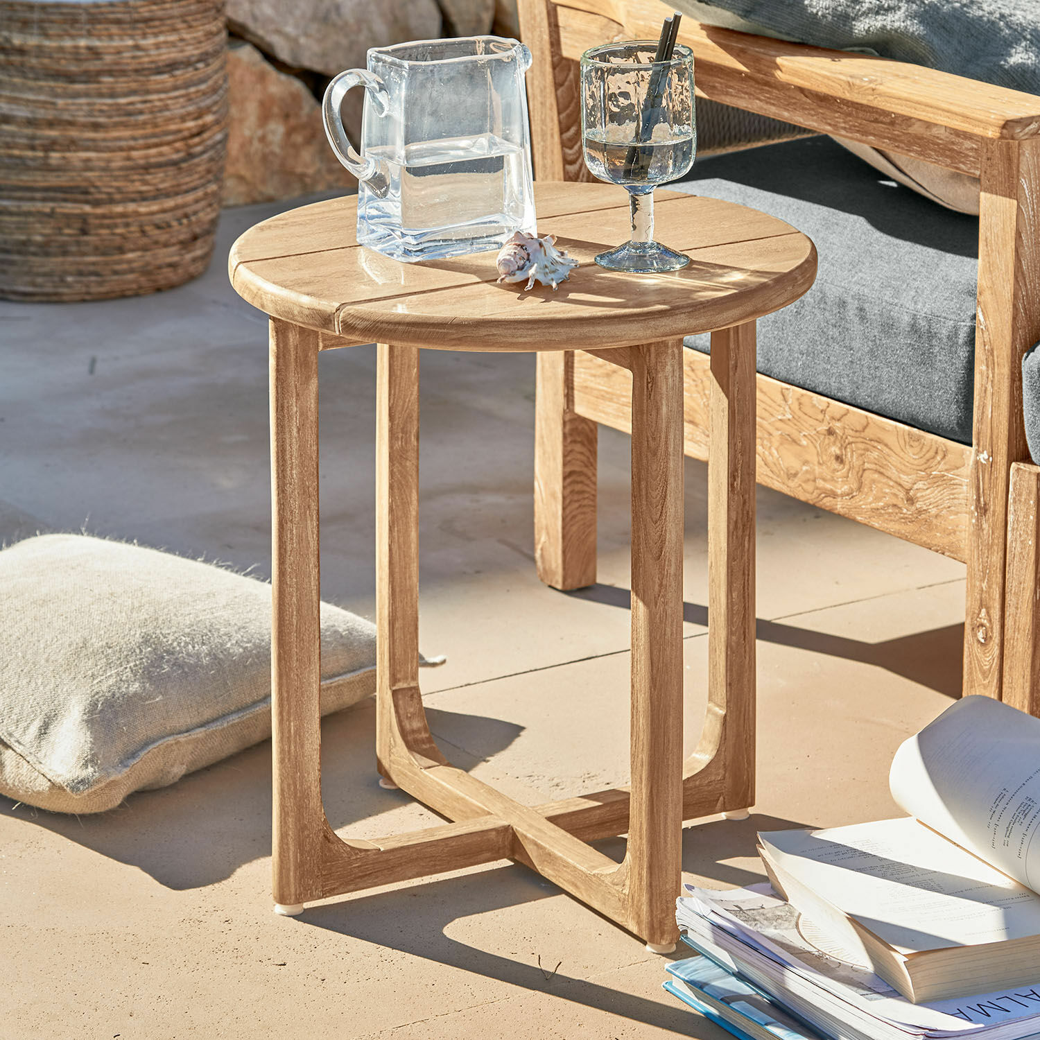 Beistelltisch Tewksbury Runder Beistelltisch aus naturbelassenem Teakholz für Terrasse oder Balkon im Aussenbereich