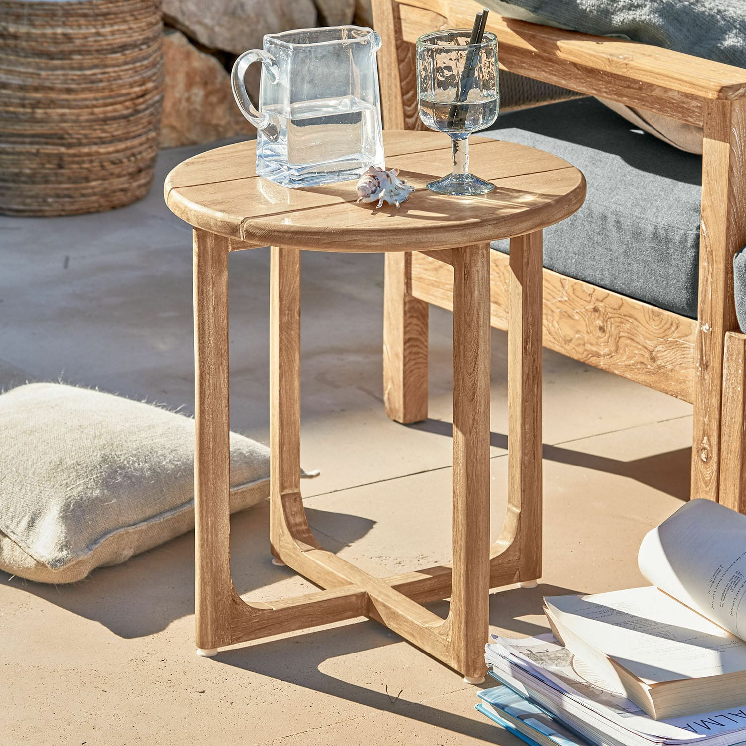 Beistelltisch Tewksbury Runder Beistelltisch aus naturbelassenem Teakholz für Terrasse oder Balkon im Aussenbereich
