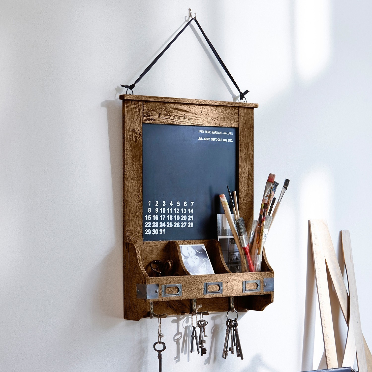 Organizer Taney Holztafel mit Kalender, Pinselhalter und Schlüsselhaken für die Wand im Vintage-Stil