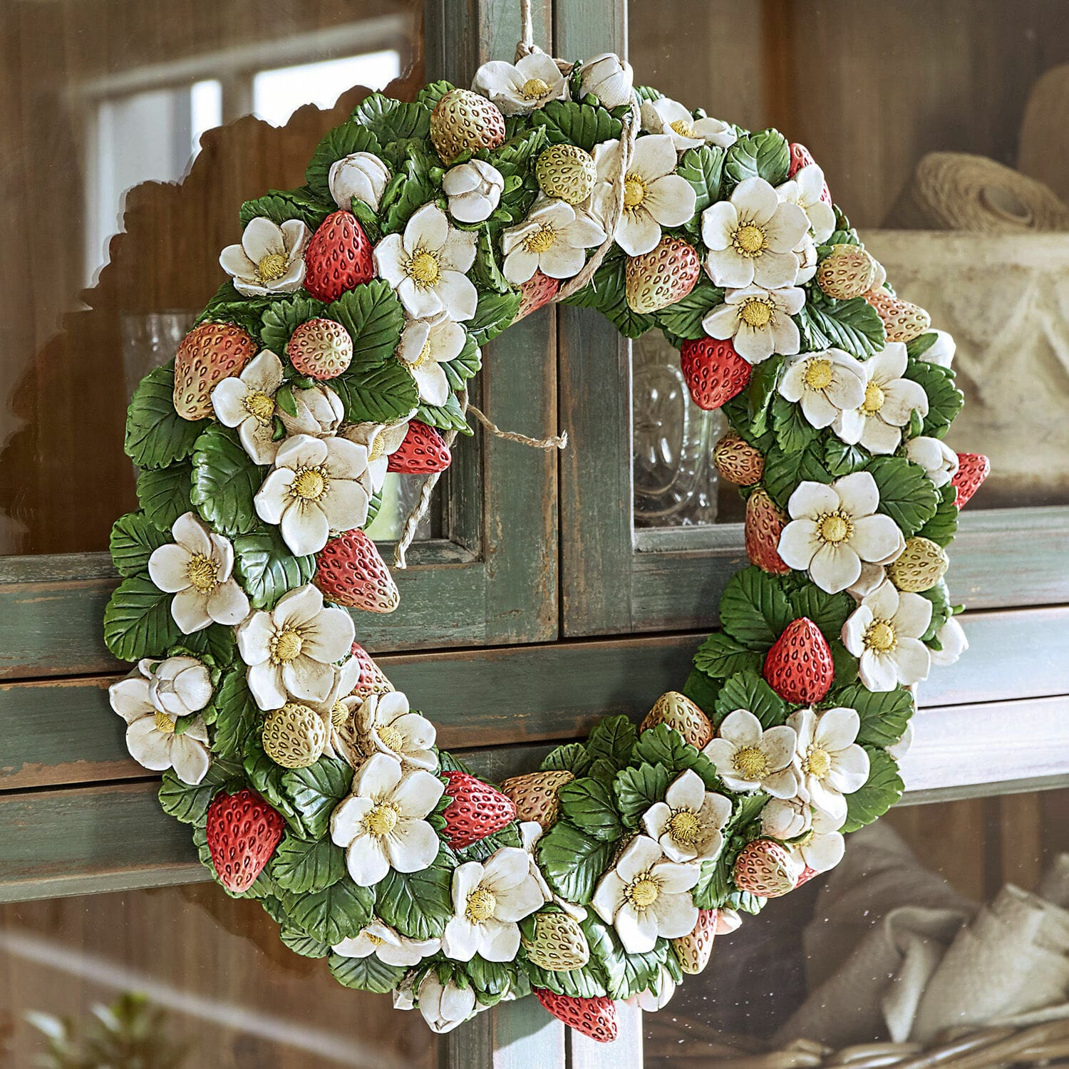 Kranz Strawberry Dekorativer Kranz mit weissen Blüten sowie roten und gelben Erdbeeren auf grünen Blättern, Wanddekoration