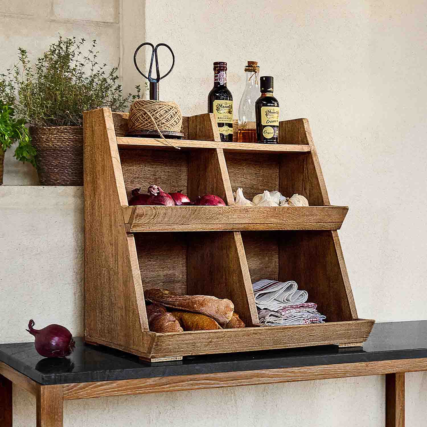 Küchenorganizer aus Holz mit Fächern für Gewürze, Brot und Stoffe in natürlicher Holzfarbe