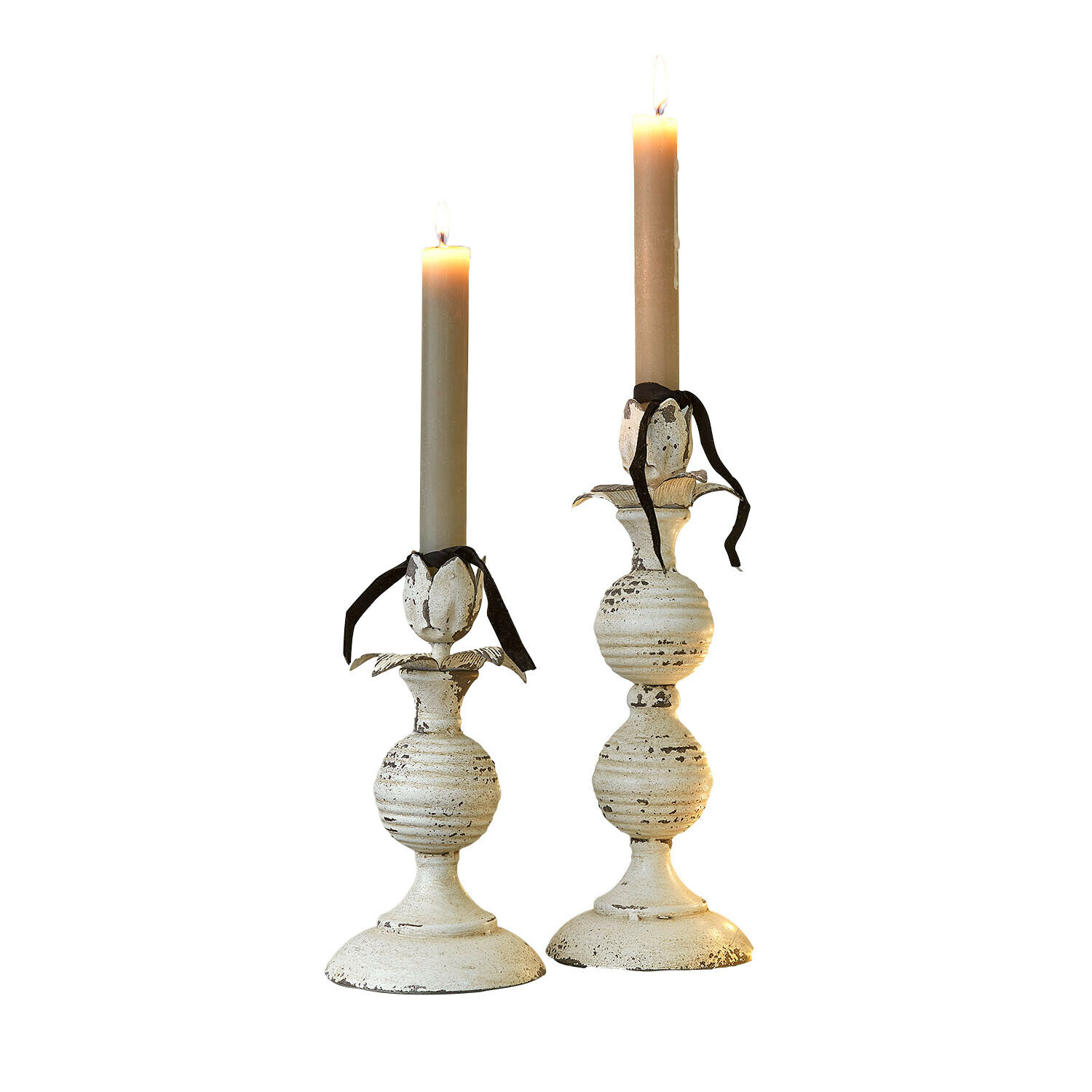 Kerzenhalter 2er Set Soliras Paar weisse Metall-Kerzenhalter mit beigen Kerzen und schwarzen Bändern, dekorativer Tischschmuck
